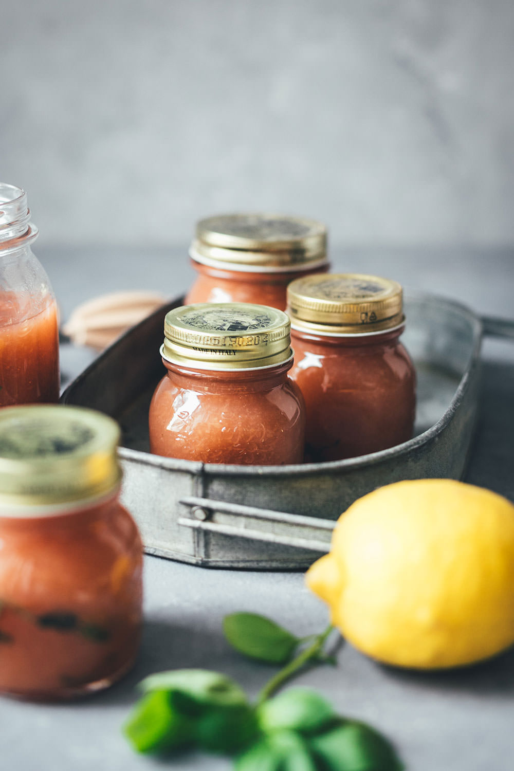 Rezept für Pfirsich-Marmelade aus Wildpfirsichen, Zitrone und Basilikum | Konfitüre aus der Küchenmaschine mit Kochfunktion | moeyskitchen.com #marmelade #konfitüre #fruchtaufstrich #gelierzucker #marmeladekochen #pfirsiche #wildpfirsiche #weinbergpfirsiche #pfirsichmarmelade #einmachen #selbermachen #kochenmitküchenmaschine