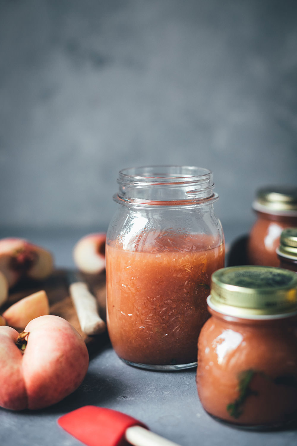 Rezept für Pfirsich-Marmelade aus Wildpfirsichen, Zitrone und Basilikum | Konfitüre aus der Küchenmaschine mit Kochfunktion | moeyskitchen.com #marmelade #konfitüre #fruchtaufstrich #gelierzucker #marmeladekochen #pfirsiche #wildpfirsiche #weinbergpfirsiche #pfirsichmarmelade #einmachen #selbermachen #kochenmitküchenmaschine