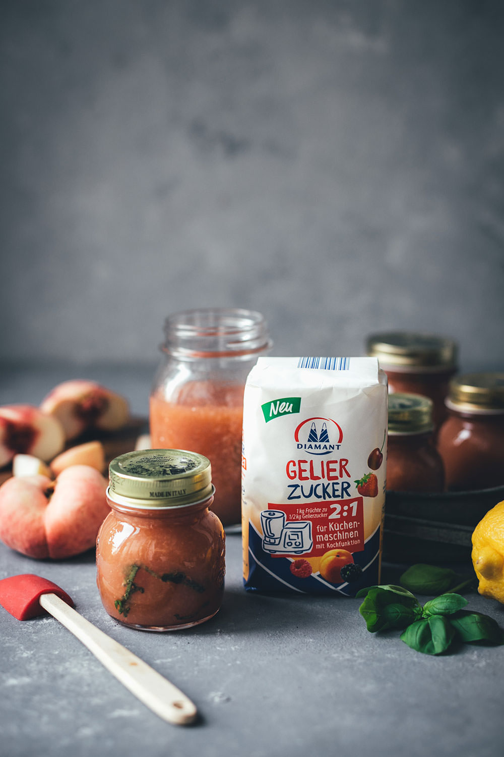 Werbung: Rezept für Pfirsich-Marmelade aus Wildpfirsichen, Zitrone und Basilikum | Konfitüre aus der Küchenmaschine mit Kochfunktion | moeyskitchen.com #marmelade #konfitüre #fruchtaufstrich #gelierzucker #diamantzucker #marmeladekochen #pfirsiche #wildpfirsiche #weinbergpfirsiche #pfirsichmarmelade #einmachen #selbermachen #kochenmitküchenmaschine