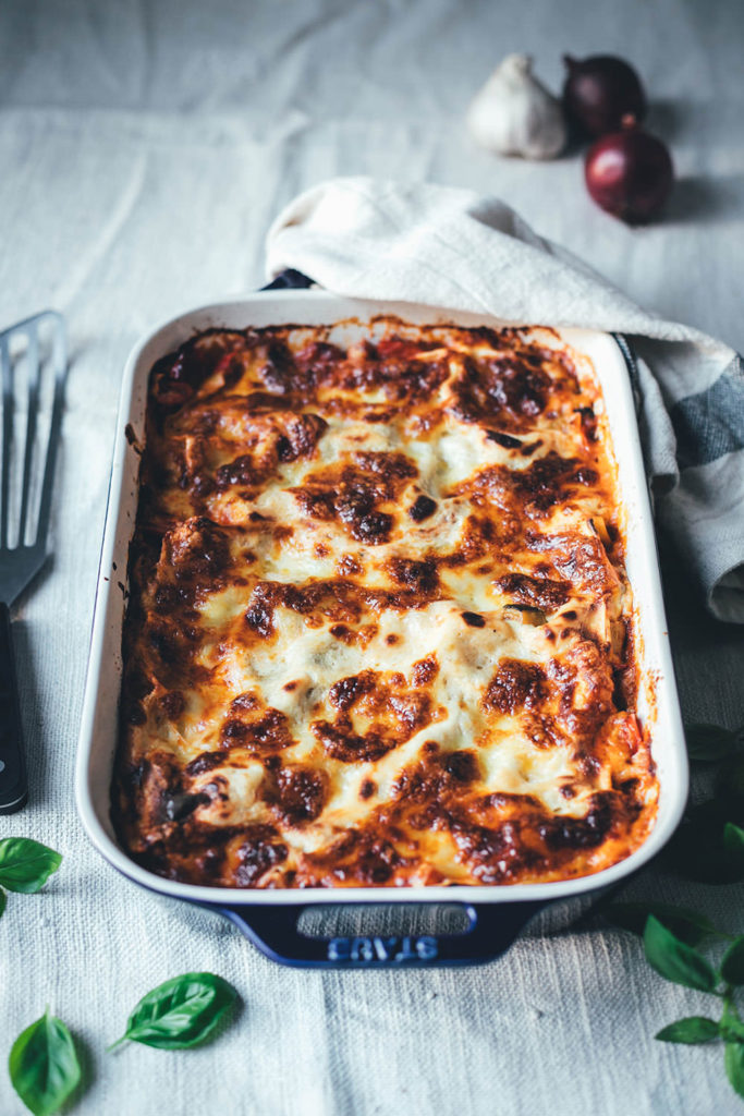 Rezept für sommerliche Ratatouille-Lasagne | vegetarische Lasagne mit Auberginen, Paprika, Zucchini, Parmesan-Béchamel und Mozzarella | moeyskitchen.com #lasagne #ratatouille #rezepte #foodblogger #vegetarisch #veggie #gemüselasagne #mozzarella #sommerküche #saisonalschmecktsbesser