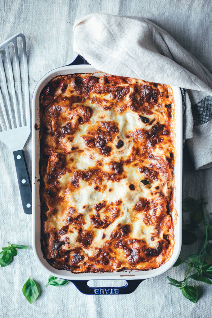 Rezept für sommerliche Ratatouille-Lasagne | vegetarische Lasagne mit Auberginen, Paprika, Zucchini, Parmesan-Béchamel und Mozzarella | moeyskitchen.com #lasagne #ratatouille #rezepte #foodblogger #vegetarisch #veggie #gemüselasagne #mozzarella #sommerküche #saisonalschmecktsbesser