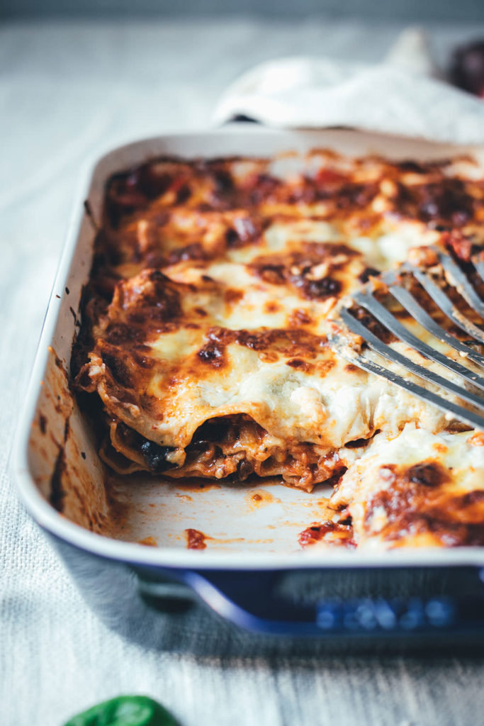 Rezept für sommerliche Ratatouille-Lasagne | vegetarische Lasagne mit Auberginen, Paprika, Zucchini, Parmesan-Béchamel und Mozzarella | moeyskitchen.com #lasagne #ratatouille #rezepte #foodblogger #vegetarisch #veggie #gemüselasagne #mozzarella #sommerküche #saisonalschmecktsbesser