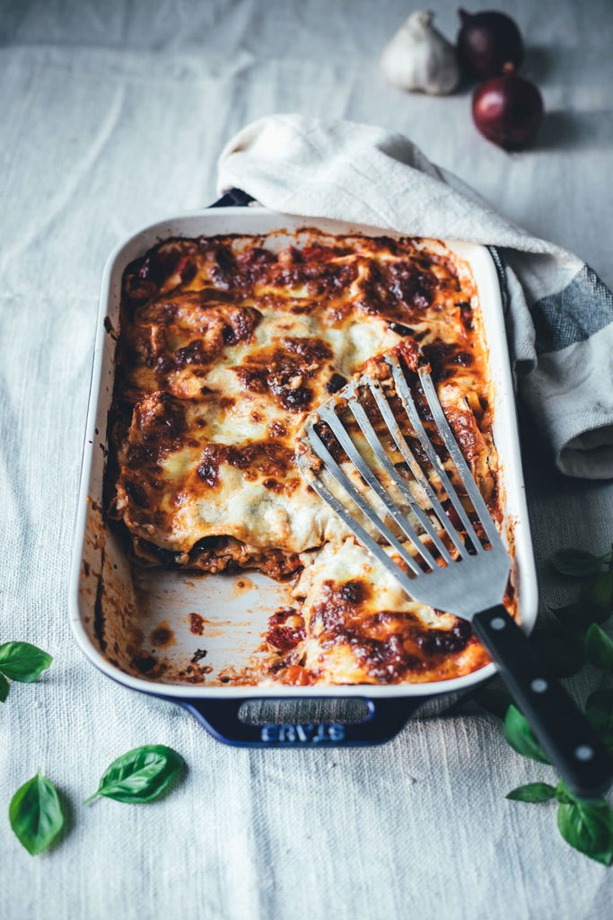 Rezept für sommerliche Ratatouille-Lasagne | vegetarische Lasagne mit Auberginen, Paprika, Zucchini, Parmesan-Béchamel und Mozzarella | moeyskitchen.com #lasagne #ratatouille #rezepte #foodblogger #vegetarisch #veggie #gemüselasagne #mozzarella #sommerküche #saisonalschmecktsbesser