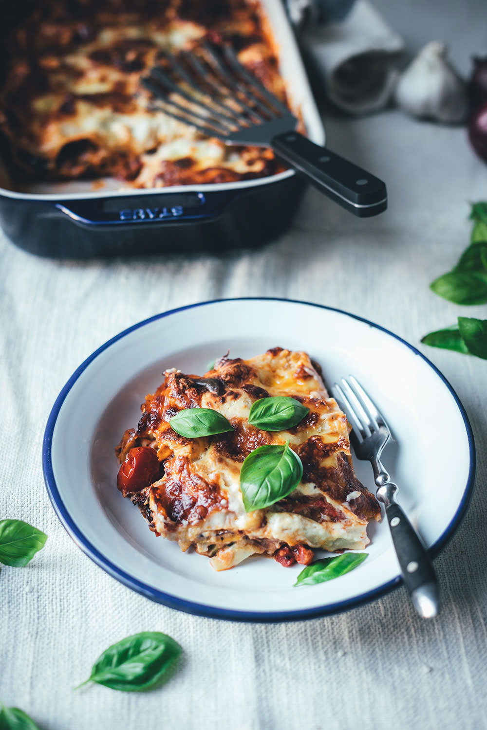 Rezept für sommerliche Ratatouille-Lasagne | vegetarische Lasagne mit Auberginen, Paprika, Zucchini, Parmesan-Béchamel und Mozzarella | moeyskitchen.com #lasagne #ratatouille #rezepte #foodblogger #vegetarisch #veggie #gemüselasagne #mozzarella #sommerküche #saisonalschmecktsbesser