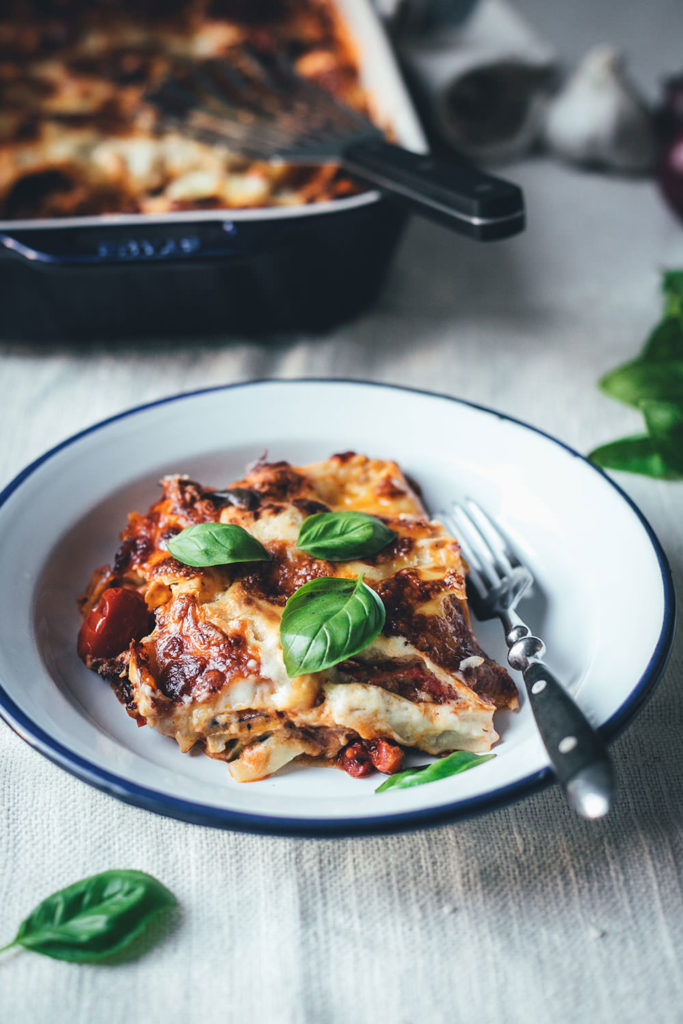 Rezept für sommerliche Ratatouille-Lasagne | vegetarische Lasagne mit Auberginen, Paprika, Zucchini, Parmesan-Béchamel und Mozzarella | moeyskitchen.com #lasagne #ratatouille #rezepte #foodblogger #vegetarisch #veggie #gemüselasagne #mozzarella #sommerküche #saisonalschmecktsbesser