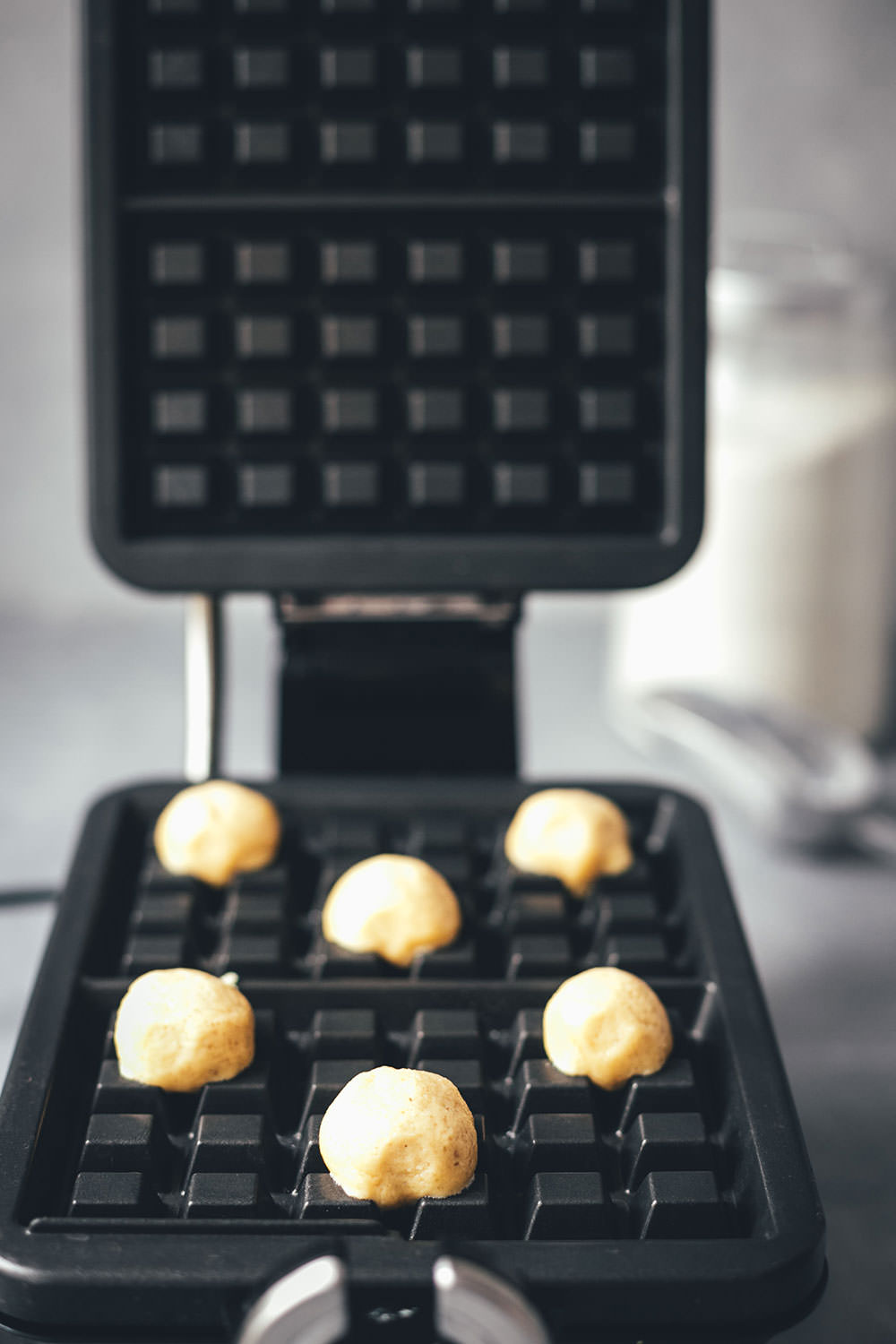 Rezept für Waffelkekse – knusprige Cookies aus dem Waffeleisen | Kekse backen mit nur 6 Zutaten und ganz ohne Backofen | moeyskitchen.com #waffelkekse #kekse #cookies #keksebacken #waffeln #waffeleisen #backenohneofen #mürbeteig #plätzchen #rezept #foodblogger