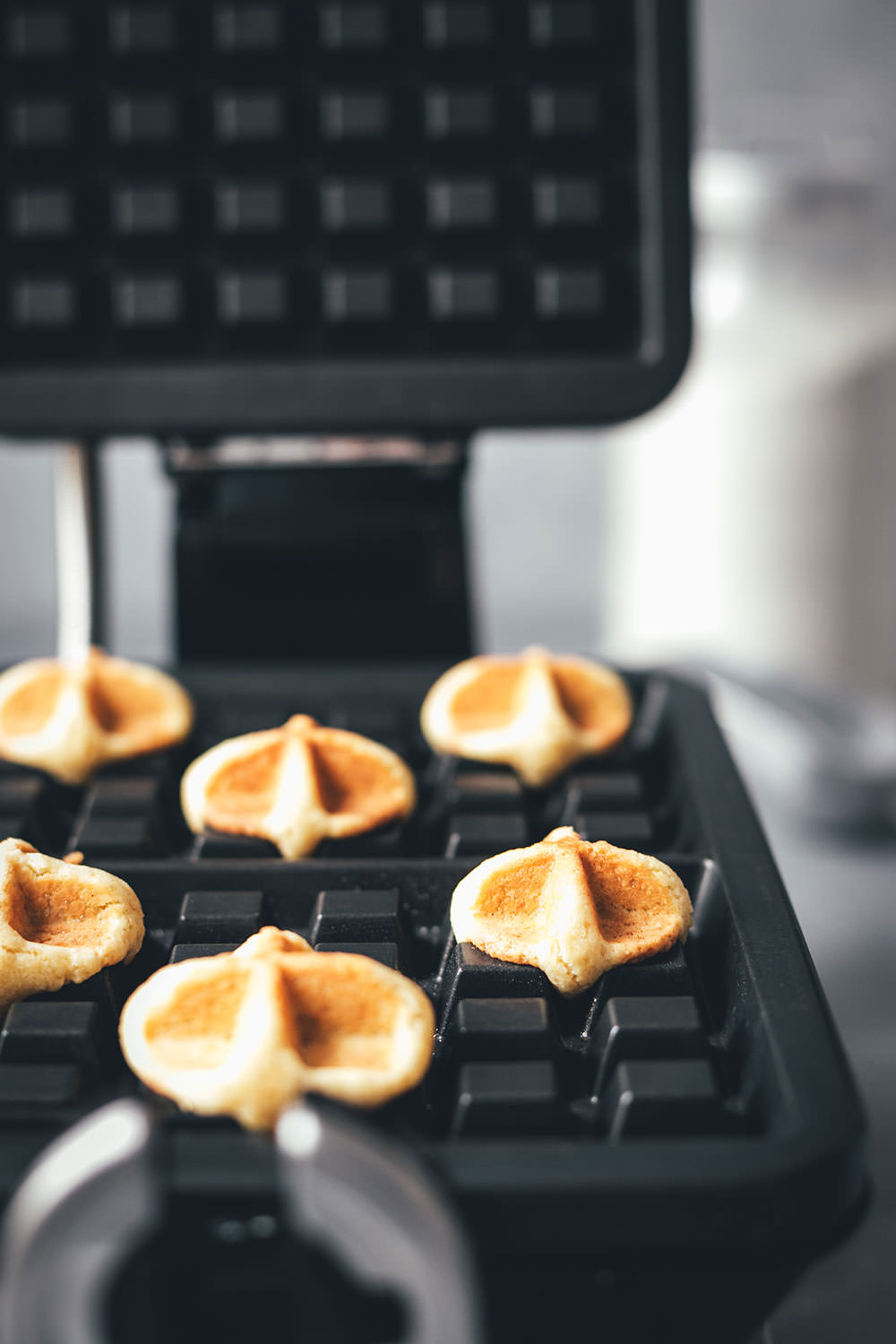 Rezept für Waffelkekse – knusprige Cookies aus dem Waffeleisen | Kekse backen mit nur 6 Zutaten und ganz ohne Backofen | moeyskitchen.com #waffelkekse #kekse #cookies #keksebacken #waffeln #waffeleisen #backenohneofen #mürbeteig #plätzchen #rezept #foodblogger