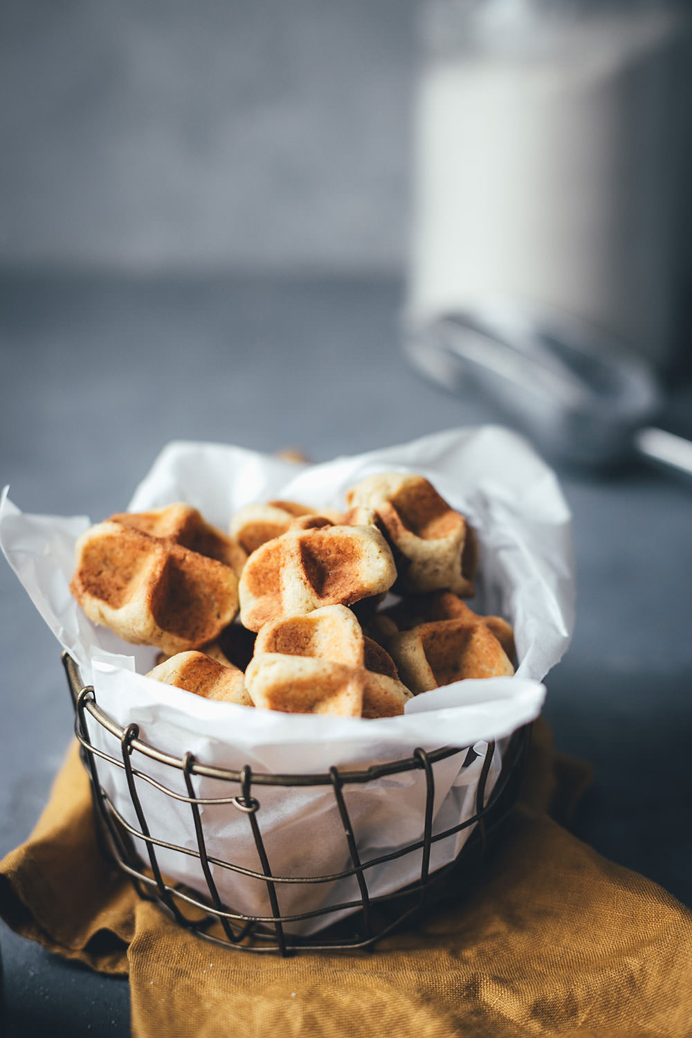 Rezept für Waffelkekse – knusprige Cookies aus dem Waffeleisen | Kekse backen mit nur 6 Zutaten und ganz ohne Backofen | moeyskitchen.com #waffelkekse #kekse #cookies #keksebacken #waffeln #waffeleisen #backenohneofen #mürbeteig #plätzchen #rezept #foodblogger