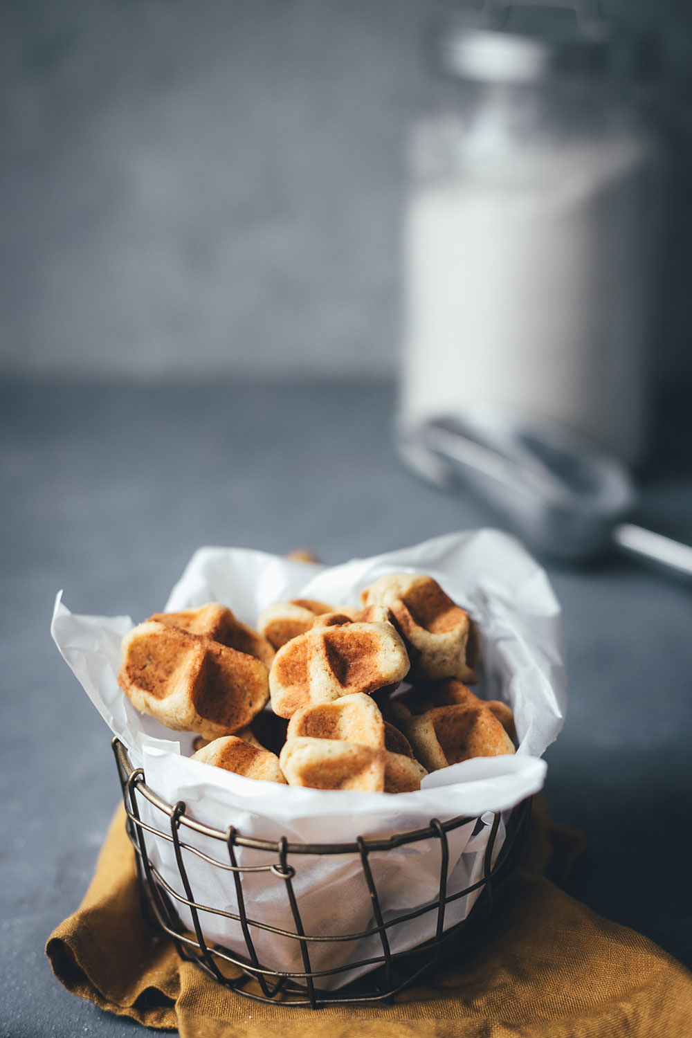 Rezept für Waffelkekse – knusprige Cookies aus dem Waffeleisen | Kekse backen mit nur 6 Zutaten und ganz ohne Backofen | moeyskitchen.com #waffelkekse #kekse #cookies #keksebacken #waffeln #waffeleisen #backenohneofen #mürbeteig #plätzchen #rezept #foodblogger
