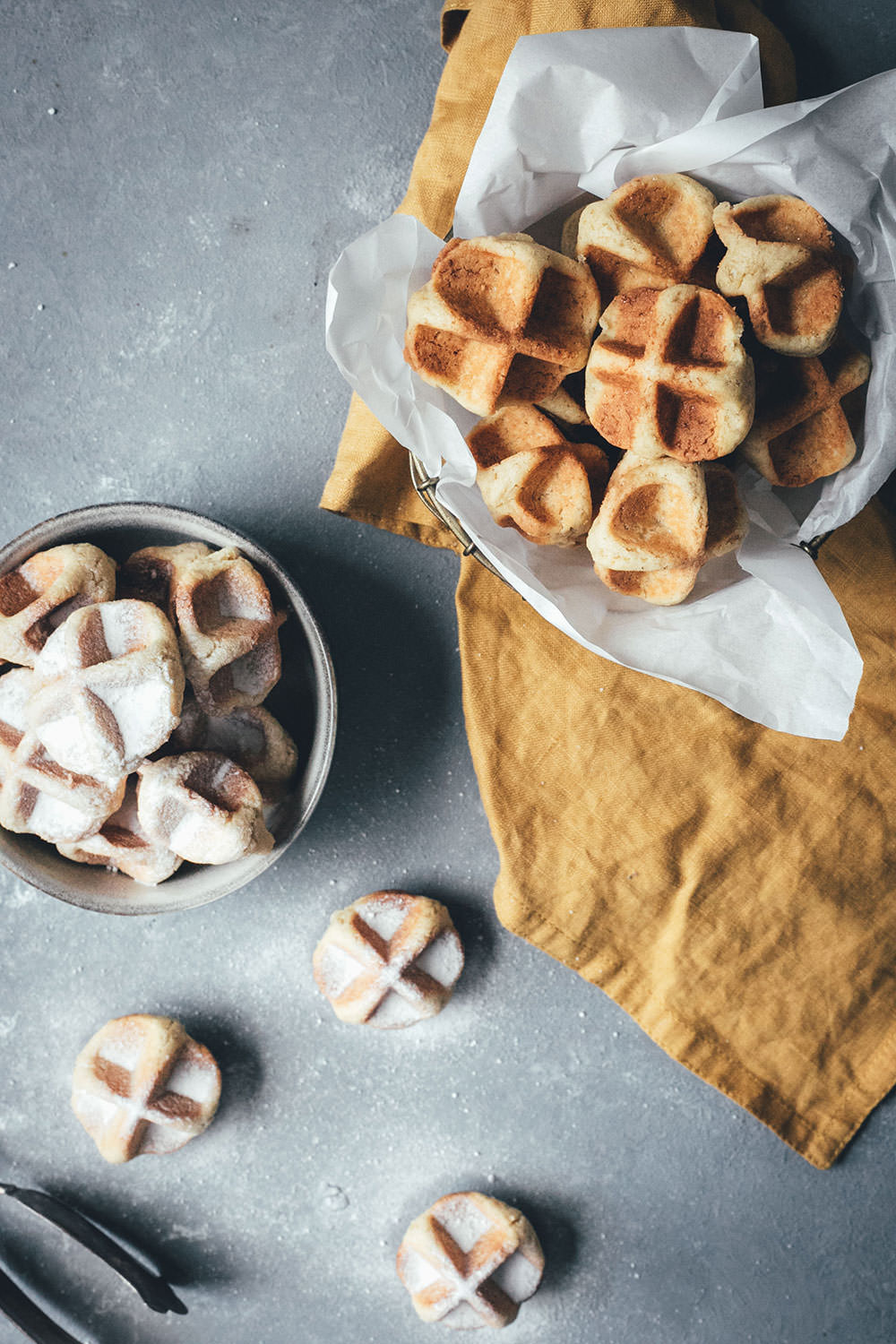 Rezept für Waffelkekse – knusprige Cookies aus dem Waffeleisen | Kekse backen mit nur 6 Zutaten und ganz ohne Backofen | moeyskitchen.com #waffelkekse #kekse #cookies #keksebacken #waffeln #waffeleisen #backenohneofen #mürbeteig #plätzchen #rezept #foodblogger