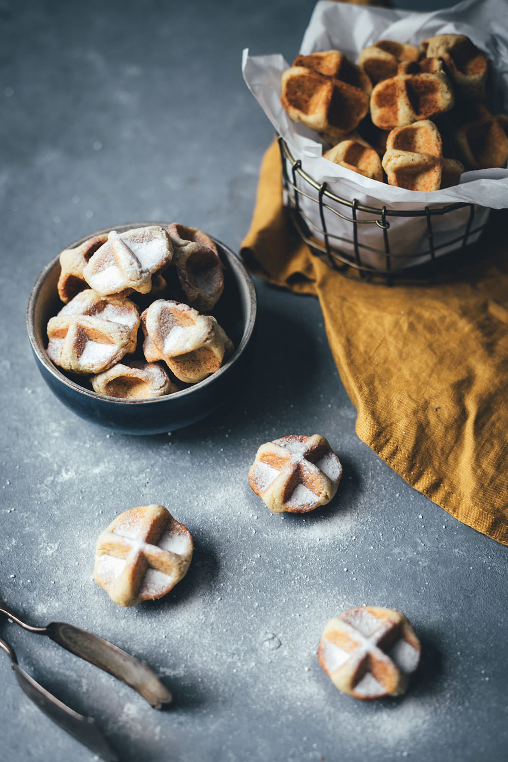 Rezept für Waffelkekse – knusprige Cookies aus dem Waffeleisen | Kekse backen mit nur 6 Zutaten und ganz ohne Backofen | moeyskitchen.com #waffelkekse #kekse #cookies #keksebacken #waffeln #waffeleisen #backenohneofen #mürbeteig #plätzchen #rezept #foodblogger