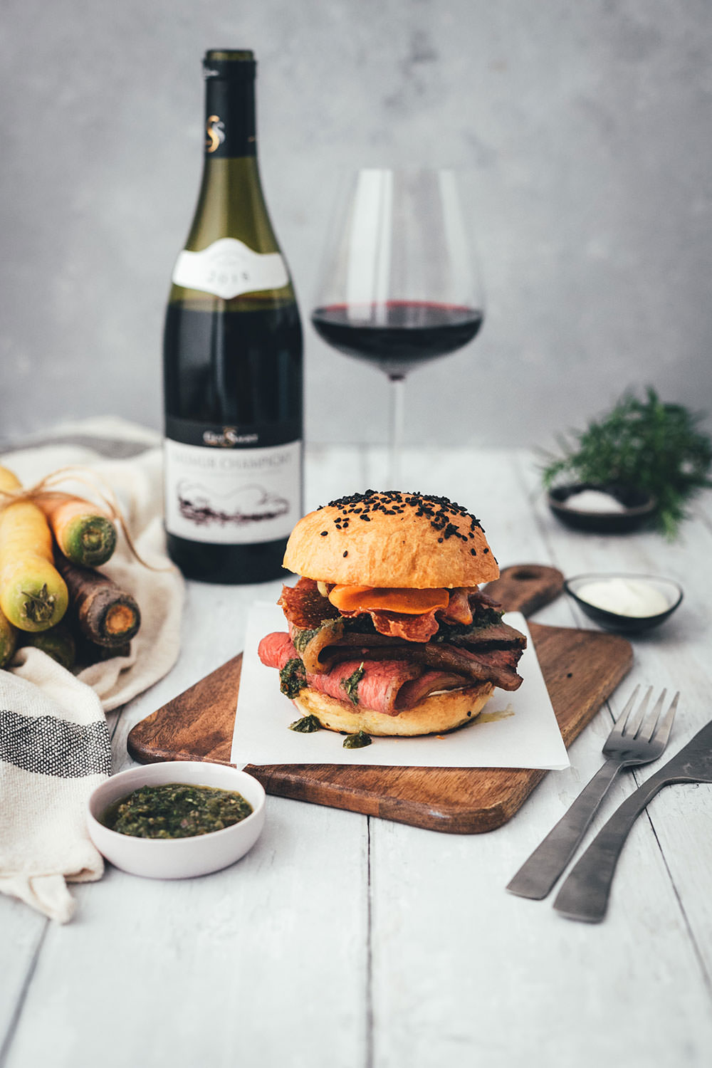 Rezept für französischen Tafelspitz-Burger im Brioche Burger Bun | in Olivenöl confierter Tafelspitz aus dem Ofen, serviert mit Chimichurri Sauce á la française, marinierten bunten Möhren, Dijon-Burger-Sauce und Rotwein | moeyskitchen.com #burger #hamburger #deluxeburger #tafelspitz #confieren #olivenöl #chimichurri #möhren #rotwein #kochen #rezept #foodblog #foodblogger