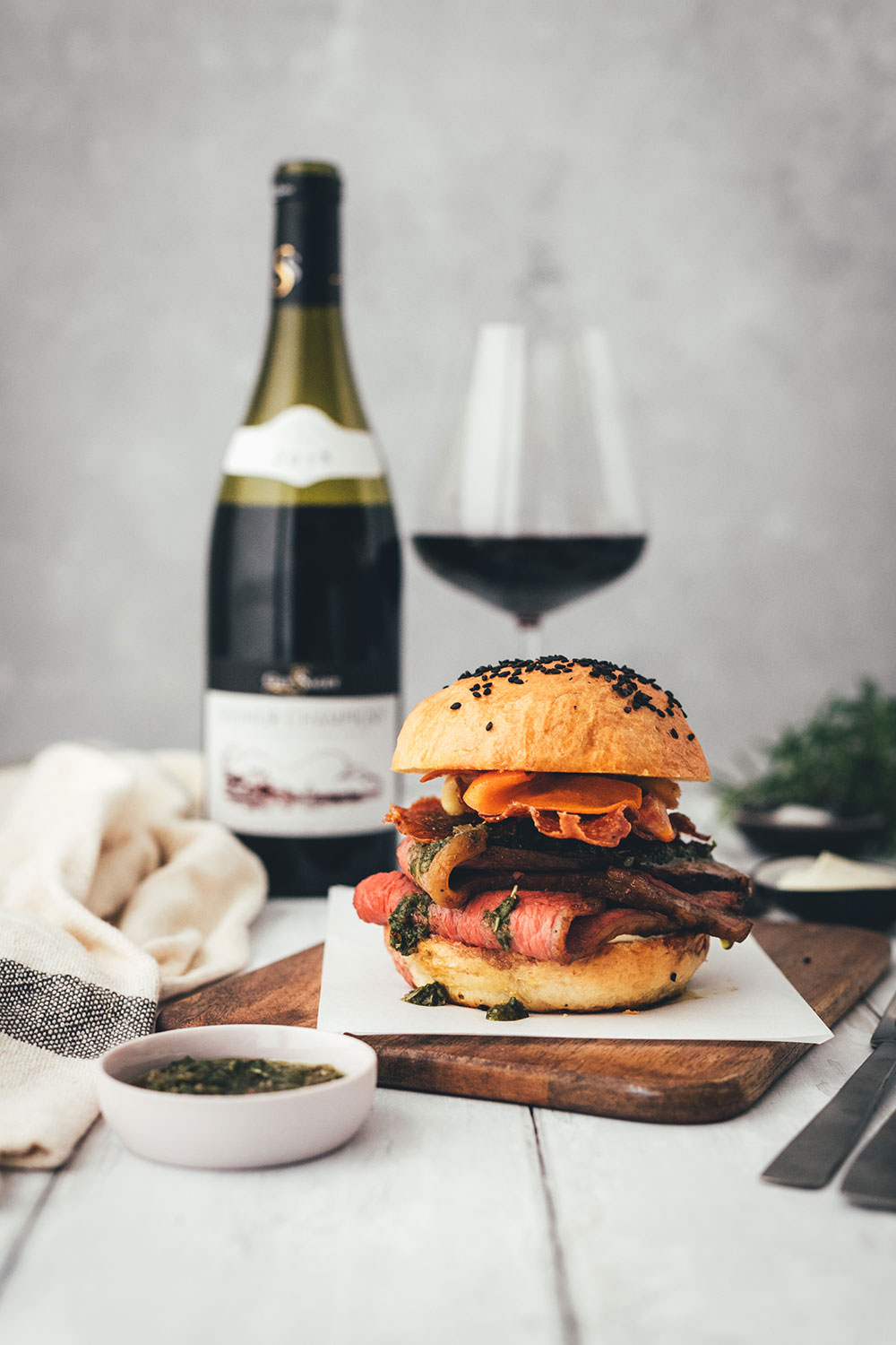 Rezept für französischen Tafelspitz-Burger im Brioche Burger Bun | in Olivenöl confierter Tafelspitz aus dem Ofen, serviert mit Chimichurri Sauce á la française, marinierten bunten Möhren, Dijon-Burger-Sauce und Rotwein | moeyskitchen.com #burger #hamburger #deluxeburger #tafelspitz #confieren #olivenöl #chimichurri #möhren #rotwein #kochen #rezept #foodblog #foodblogger