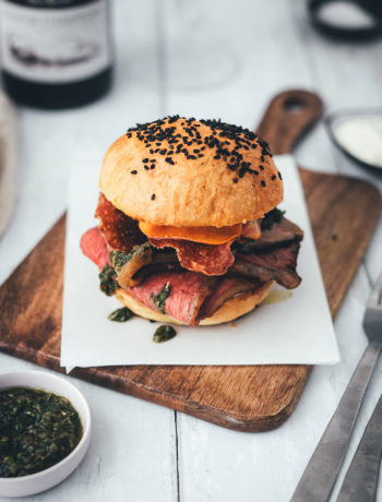 Rezept für französischen Tafelspitz-Burger im Brioche Burger Bun | in Olivenöl confierter Tafelspitz aus dem Ofen, serviert mit Chimichurri Sauce á la française, marinierten bunten Möhren, Dijon-Burger-Sauce und Rotwein | moeyskitchen.com #burger #hamburger #deluxeburger #tafelspitz #confieren #olivenöl #chimichurri #möhren #rotwein #kochen #rezept #foodblog #foodblogger
