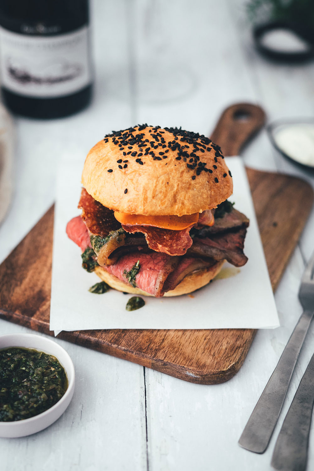 Rezept für französischen Tafelspitz-Burger im Brioche Burger Bun | in Olivenöl confierter Tafelspitz aus dem Ofen, serviert mit Chimichurri Sauce á la française, marinierten bunten Möhren, Dijon-Burger-Sauce und Rotwein | moeyskitchen.com #burger #hamburger #deluxeburger #tafelspitz #confieren #olivenöl #chimichurri #möhren #rotwein #kochen #rezept #foodblog #foodblogger