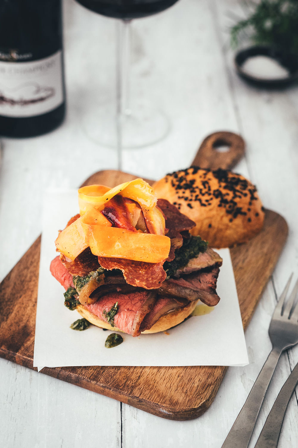 Rezept für französischen Tafelspitz-Burger im Brioche Burger Bun | in Olivenöl confierter Tafelspitz aus dem Ofen, serviert mit Chimichurri Sauce á la française, marinierten bunten Möhren, Dijon-Burger-Sauce und Rotwein | moeyskitchen.com #burger #hamburger #deluxeburger #tafelspitz #confieren #olivenöl #chimichurri #möhren #rotwein #kochen #rezept #foodblog #foodblogger