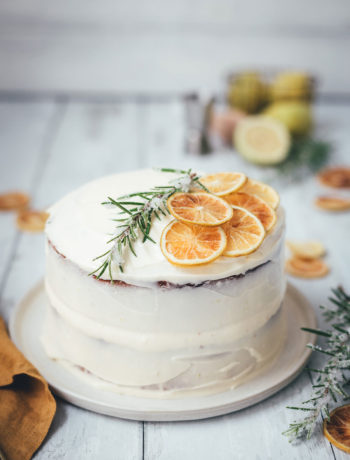 Rezept für Gin Tonic Torte | leckerer Kuchen mit Gin und Tonic | kleines Törtchen als Naked Cake zum Geburtstag | moeyskitchen.com #kuchen #torte #törtchen #gintonic #backen #rezept #foodblog #foodblogger #geburtstagskuchen #geburtstagstorte