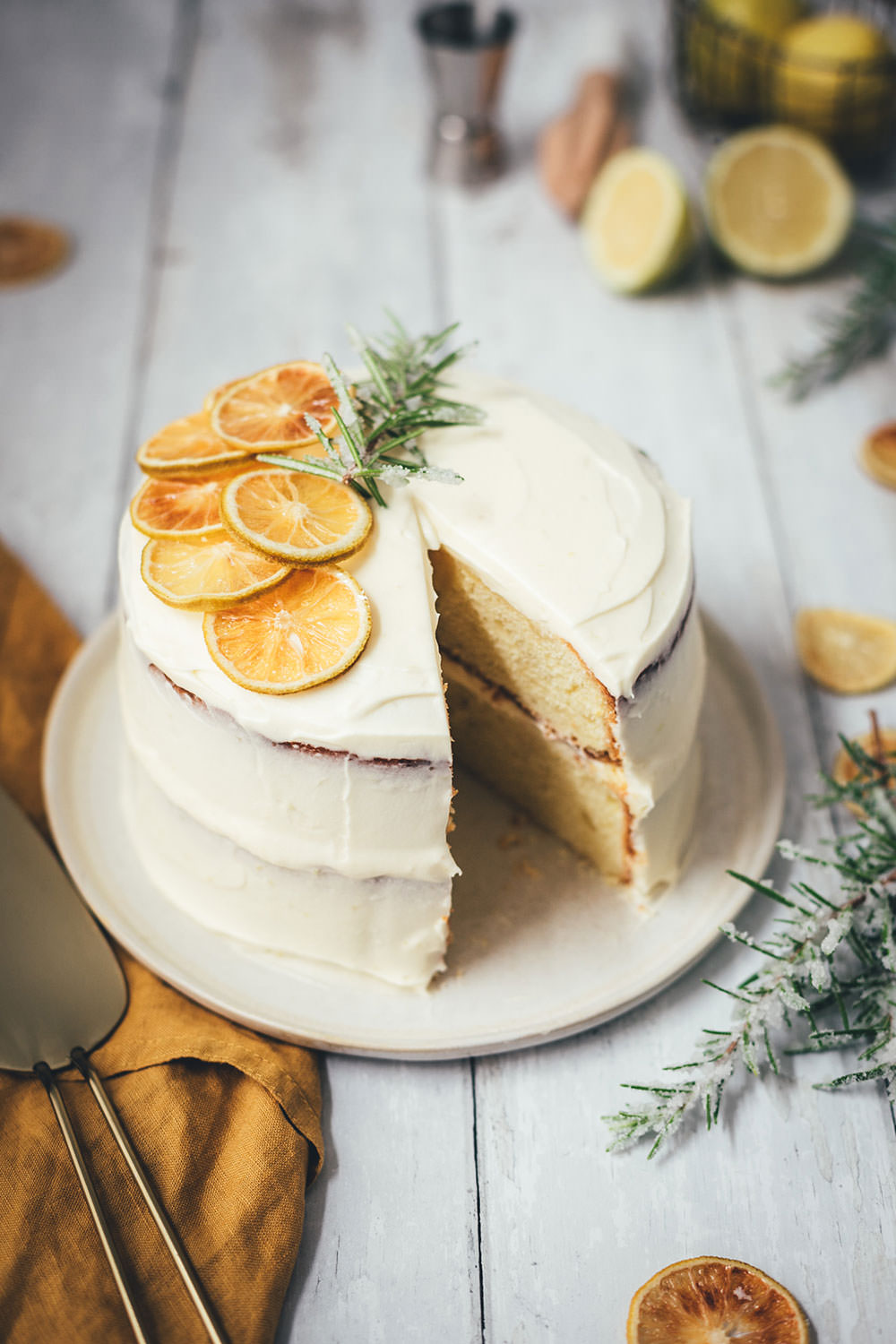 Rezept für Gin Tonic Torte | leckerer Kuchen mit Gin und Tonic | kleines Törtchen als Naked Cake zum Geburtstag | moeyskitchen.com #kuchen #torte #törtchen #gintonic #backen #rezept #foodblog #foodblogger #geburtstagskuchen #geburtstagstorte
