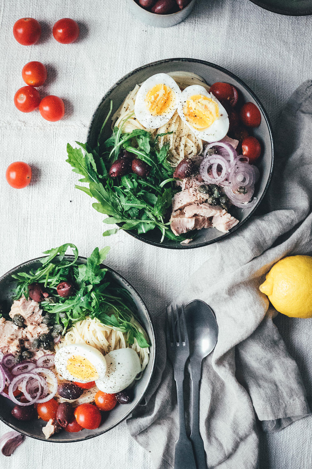 Rezept für Pasta Niçoise – in Anlehnung an den französischen Salat-Klassiker Salade Niçoise | Linguine oder Spaghetti mit Zitronen-Sauce, Rucola, Tomaten, Oliven, Zwiebeln, Kapern und wachsweichem Ei | blitzschnell auf dem Tisch | moeyskitchen.com #pasta #pastanicoise #nicoise #saladenicoise #sommerpasta #nudeln #hauptgericht #foodblog #foodblogger #rezept #kochen #schnelleküche #einfacherezepte