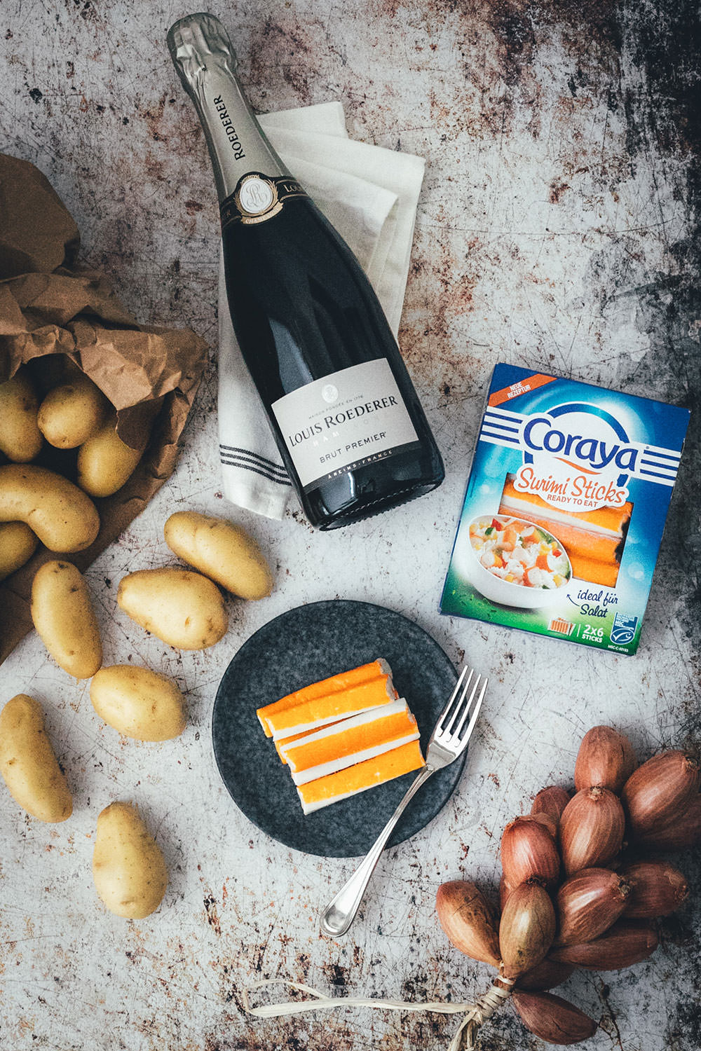 Rezept für französischen Rösti-Burger im schwarzen Brioche Burger Bun | knusprige Kartoffelrösti als Burger Patties, serviert mit Schalotten-Marmelade, Surimi-Sticks und Champagner | moeyskitchen.com #burger #hamburger #deluxeburger #rösti #kartoffelrösti #surimi #surimisticks #champagner #schalottenmarmelade