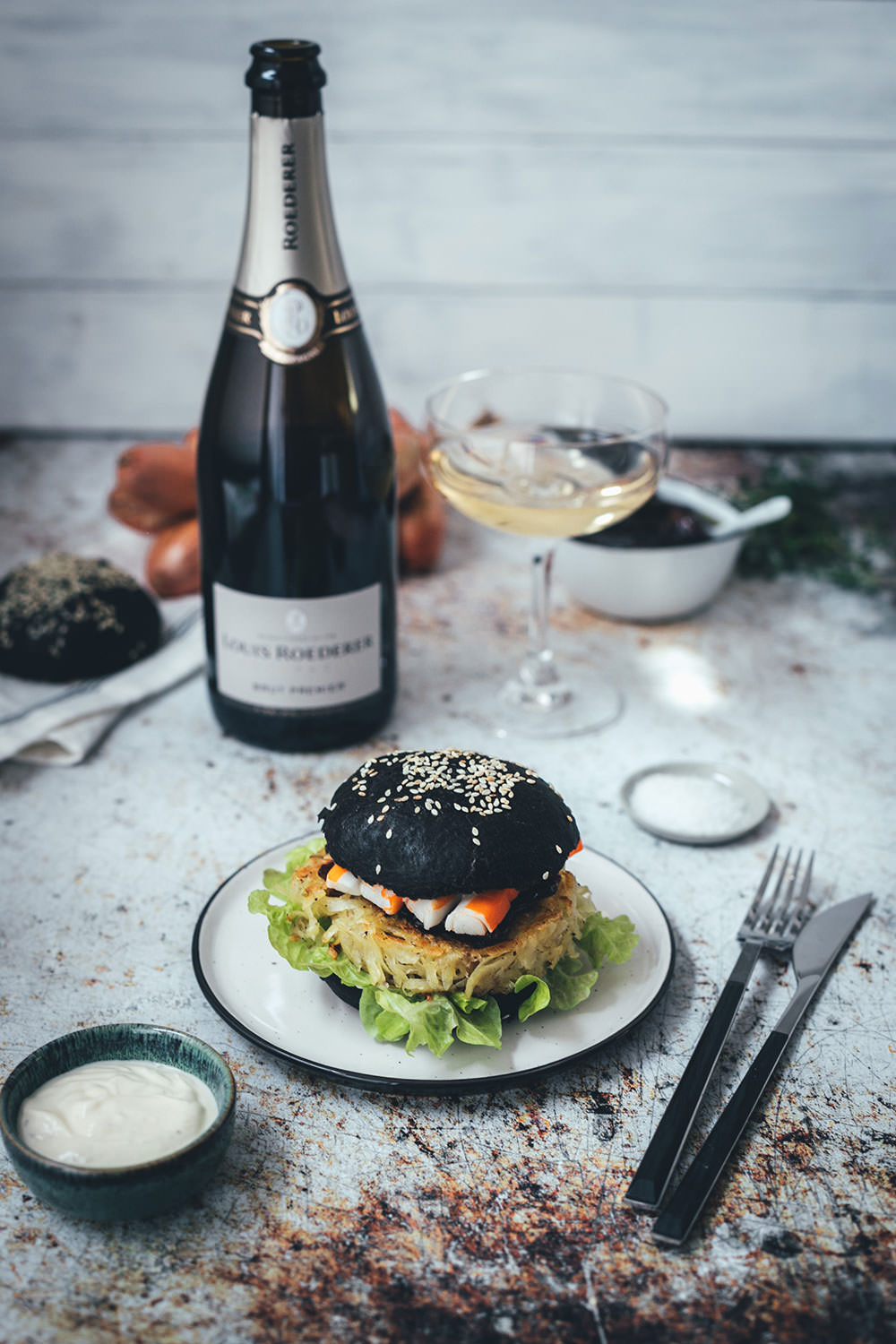 Rezept für französischen Rösti-Burger im schwarzen Brioche Burger Bun | knusprige Kartoffelrösti als Burger Patties, serviert mit Schalotten-Marmelade, Surimi-Sticks und Champagner | moeyskitchen.com #burger #hamburger #deluxeburger #rösti #kartoffelrösti #surimi #surimisticks #champagner #schalottenmarmelade