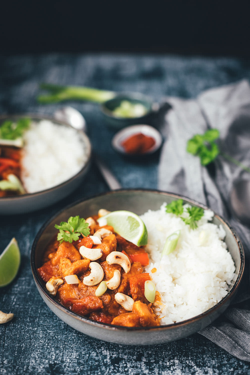 Rezept für veganes Süßkartoffel-Curry mit Kokos, Paprika und Cashews | moeyskitchen.com #rezept #foodblog #foodblogger #curry #süßkartoffeln #reis #kochen #einfachkochen #vegan #vegetarisch #einfacherezepte