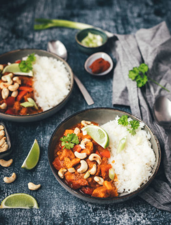 Rezept für veganes Süßkartoffel-Curry mit Kokos, Paprika und Cashews | moeyskitchen.com #rezept #foodblog #foodblogger #curry #süßkartoffeln #reis #kochen #einfachkochen #vegan #vegetarisch #einfacherezepte