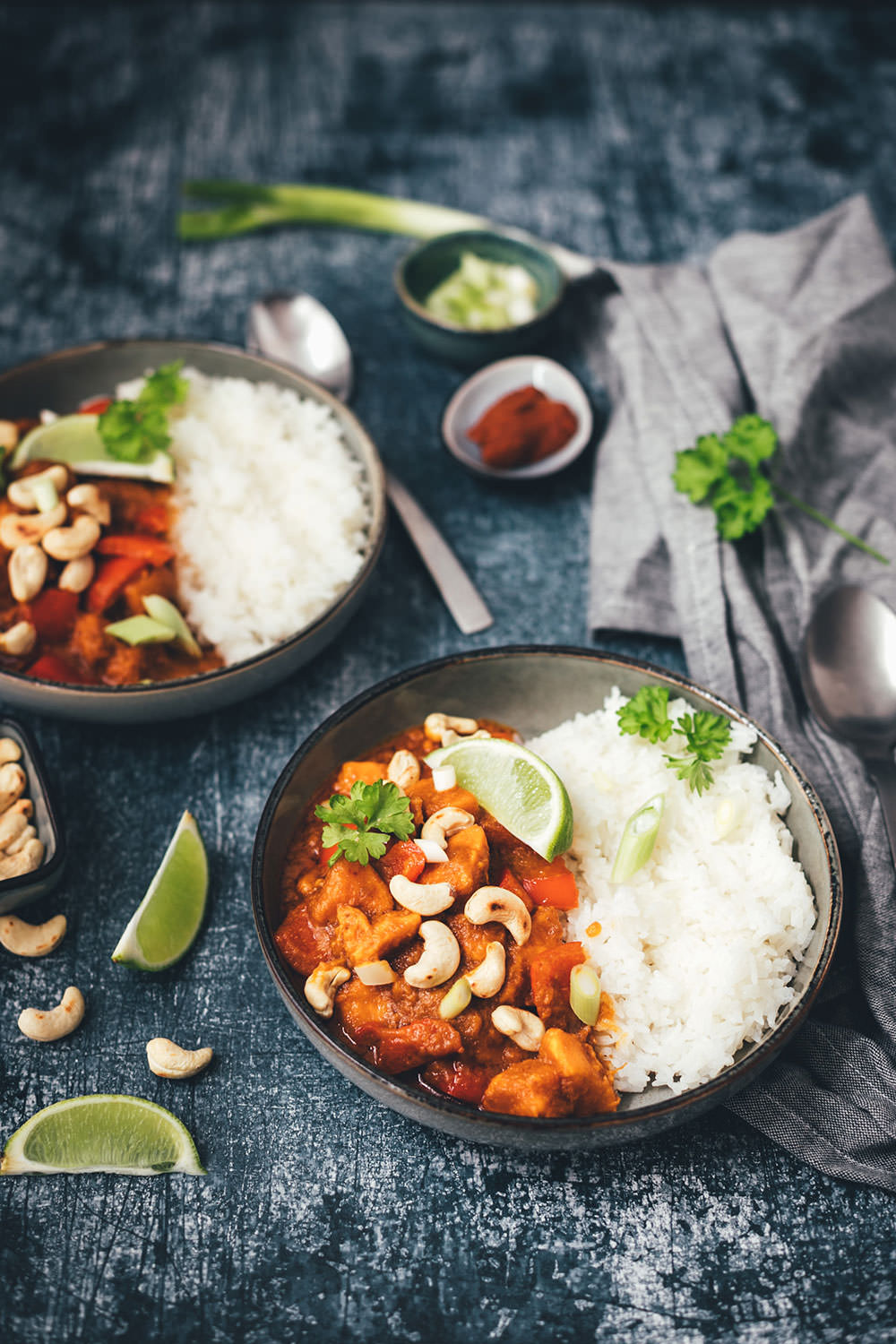 Rezept für veganes Süßkartoffel-Curry mit Kokos, Paprika und Cashews | moeyskitchen.com #rezept #foodblog #foodblogger #curry #süßkartoffeln #reis #kochen #einfachkochen #vegan #vegetarisch #einfacherezepte