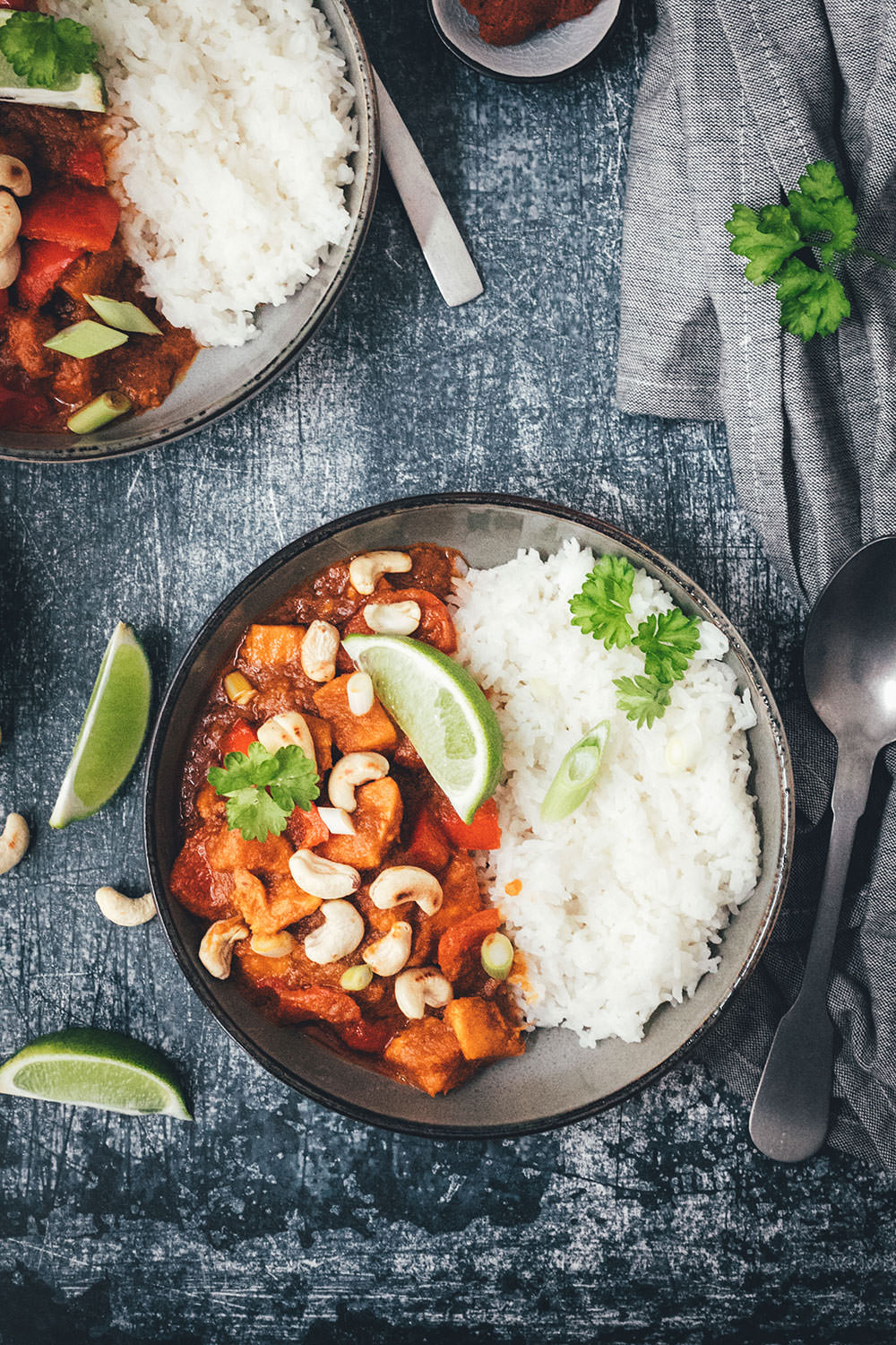 Rezept für veganes Süßkartoffel-Curry mit Kokos, Paprika und Cashews | moeyskitchen.com #rezept #foodblog #foodblogger #curry #süßkartoffeln #reis #kochen #einfachkochen #vegan #vegetarisch #einfacherezepte