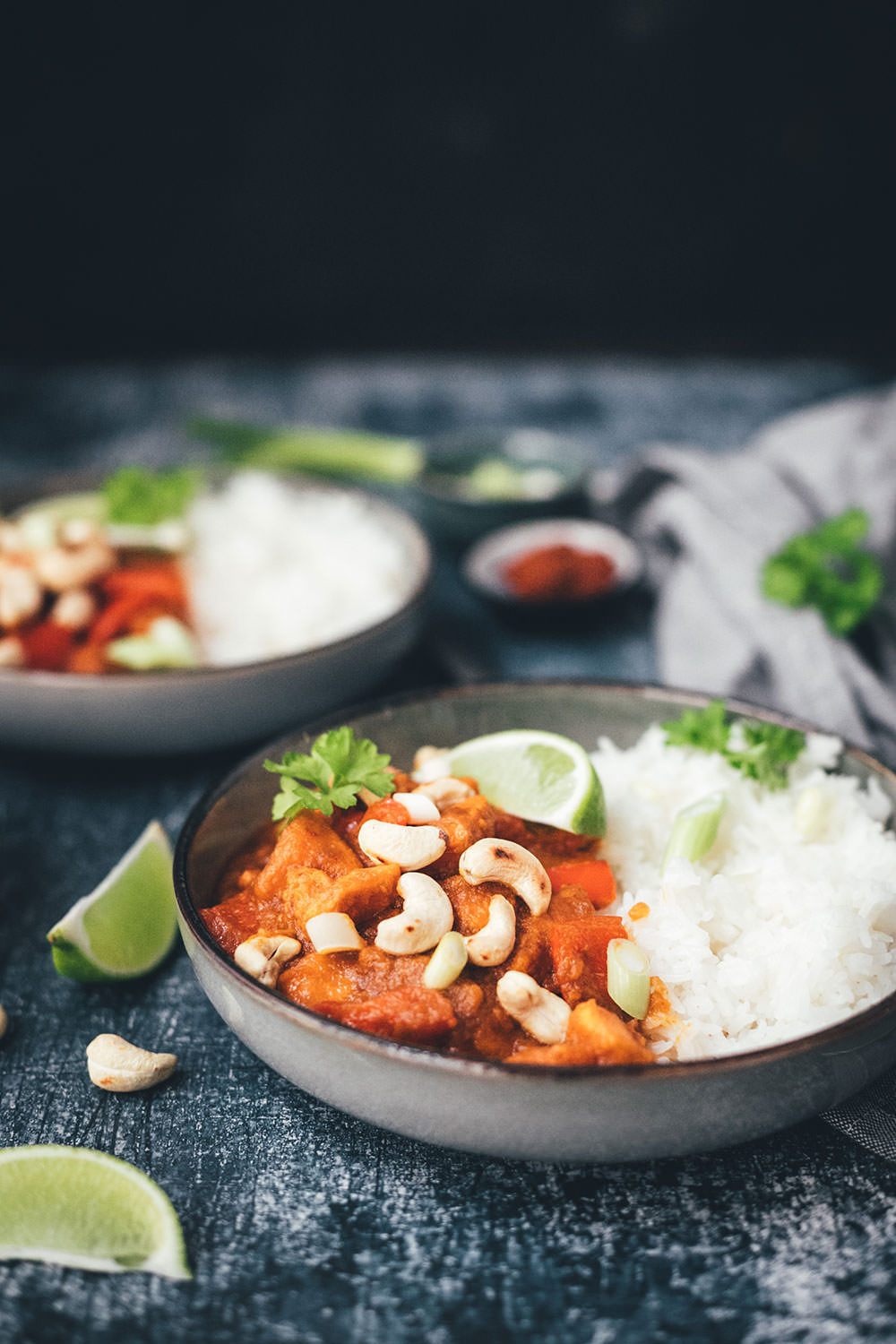 Rezept für veganes Süßkartoffel-Curry mit Kokos, Paprika und Cashews | moeyskitchen.com #rezept #foodblog #foodblogger #curry #süßkartoffeln #reis #kochen #einfachkochen #vegan #vegetarisch #einfacherezepte
