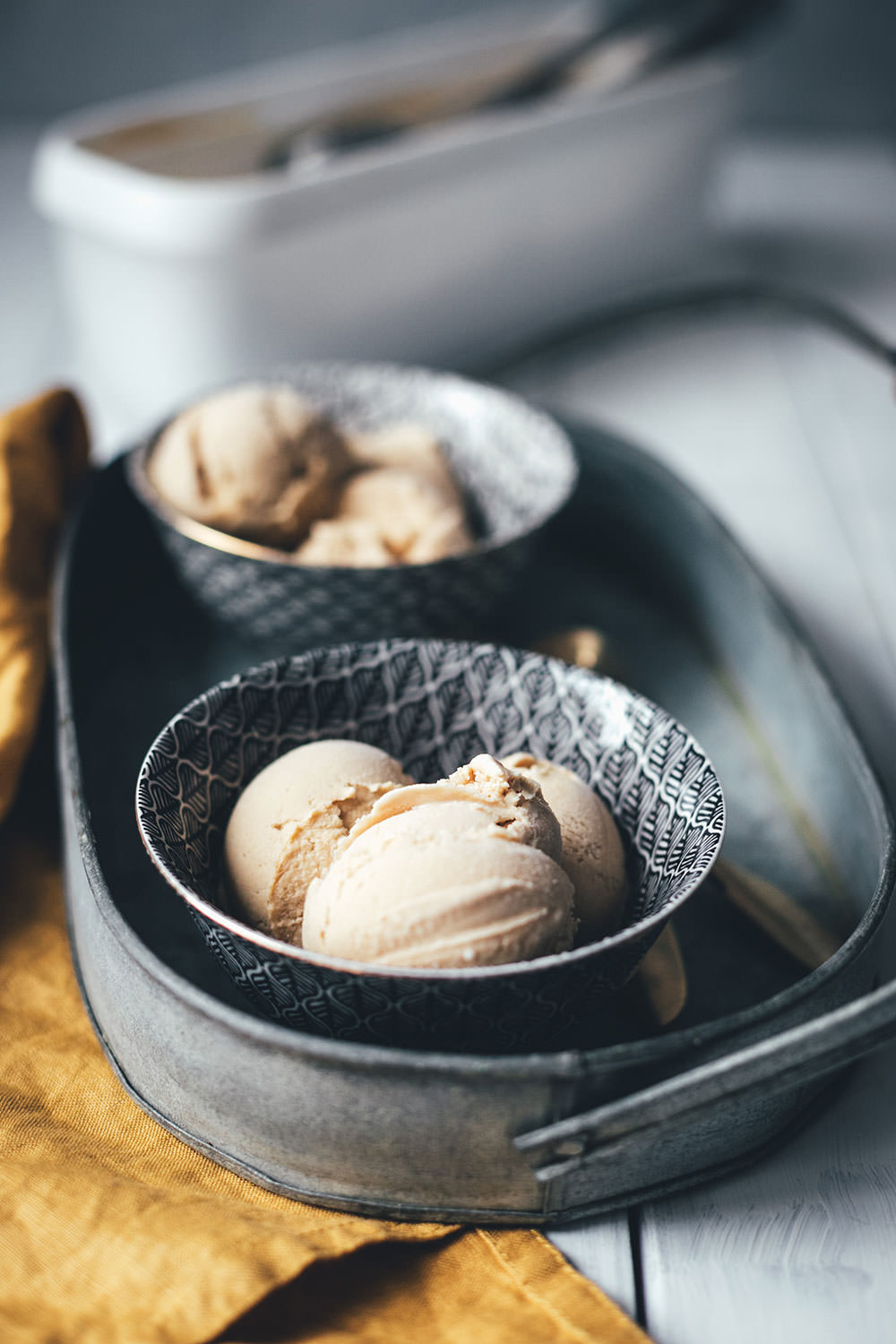 Rezept für vietnamesisches Kaffee-Eis | das Trend-Getränk Vietnamesischer Kaffee als cremiges Eis | mit gezuckerter Kondensmilch, Milch, Sahne und Instant-Kaffee | Rezept mit Eismaschine ODER mit Mixer zuzubereiten | moeyskitchen.com #eis #eiscreme #icecream #kaffee #kaffeeeis #espresso #vietnamesischerkaffee #sommer #rezept #eisrezept #foodblog #foodblogger #eismaschine #ohneeismaschine #mixer #thermomix #standmixer