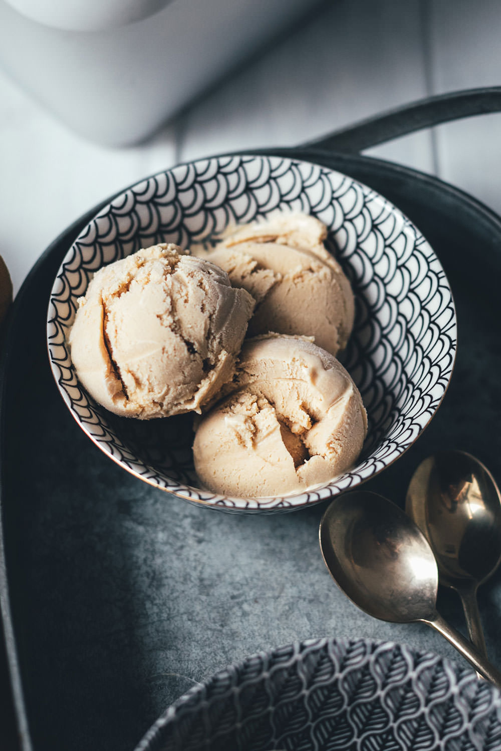 Rezept für vietnamesisches Kaffee-Eis | das Trend-Getränk Vietnamesischer Kaffee als cremiges Eis | mit gezuckerter Kondensmilch, Milch, Sahne und Instant-Kaffee | Rezept mit Eismaschine ODER mit Mixer zuzubereiten | moeyskitchen.com #eis #eiscreme #icecream #kaffee #kaffeeeis #espresso #vietnamesischerkaffee #sommer #rezept #eisrezept #foodblog #foodblogger #eismaschine #ohneeismaschine #mixer #thermomix #standmixer