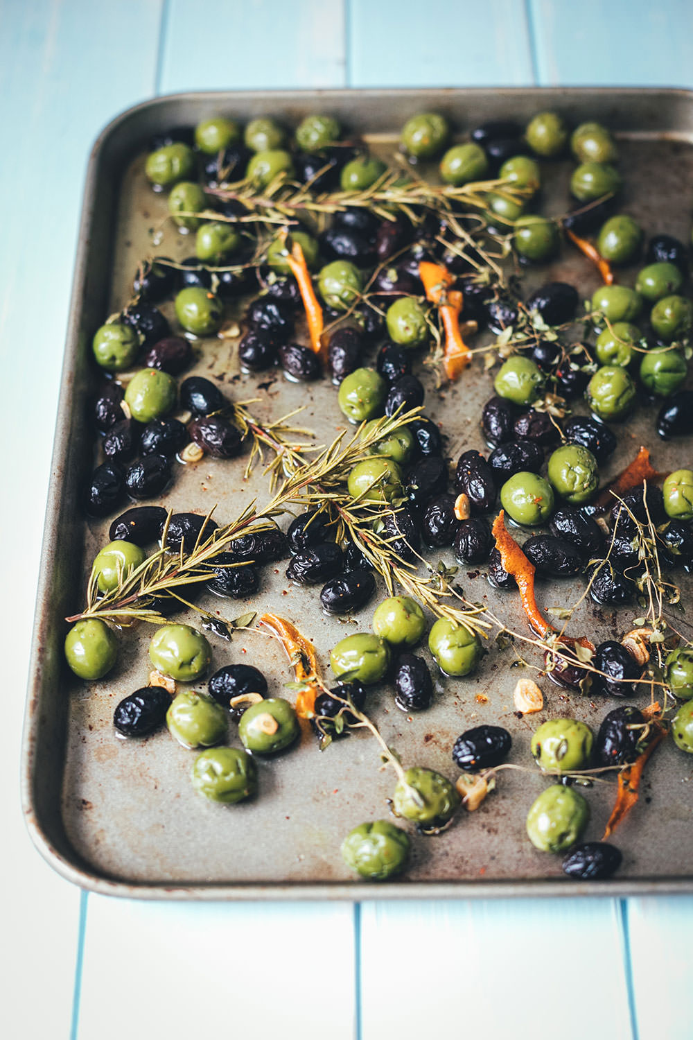 Rezept für warme Oliven aus dem Ofen als Snack oder Antipasti | geröstete Oliven mit Kräutern, Knoblauch, Orangenschale und Olivenöl | moeyskitchen.com #oliven #antipasti #snacks #tapas #aperitif #aperitivo #apero #vegan #vegetarisch #rezept #foodblog