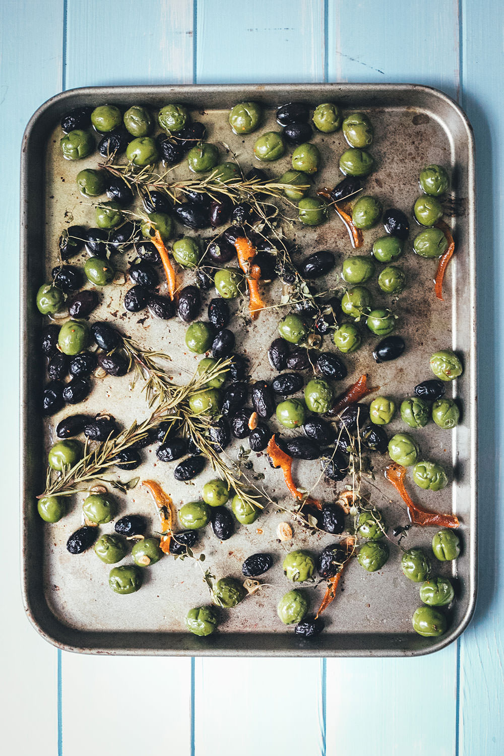Rezept für warme Oliven aus dem Ofen als Snack oder Antipasti | geröstete Oliven mit Kräutern, Knoblauch, Orangenschale und Olivenöl | moeyskitchen.com #oliven #antipasti #snacks #tapas #aperitif #aperitivo #apero #vegan #vegetarisch #rezept #foodblog
