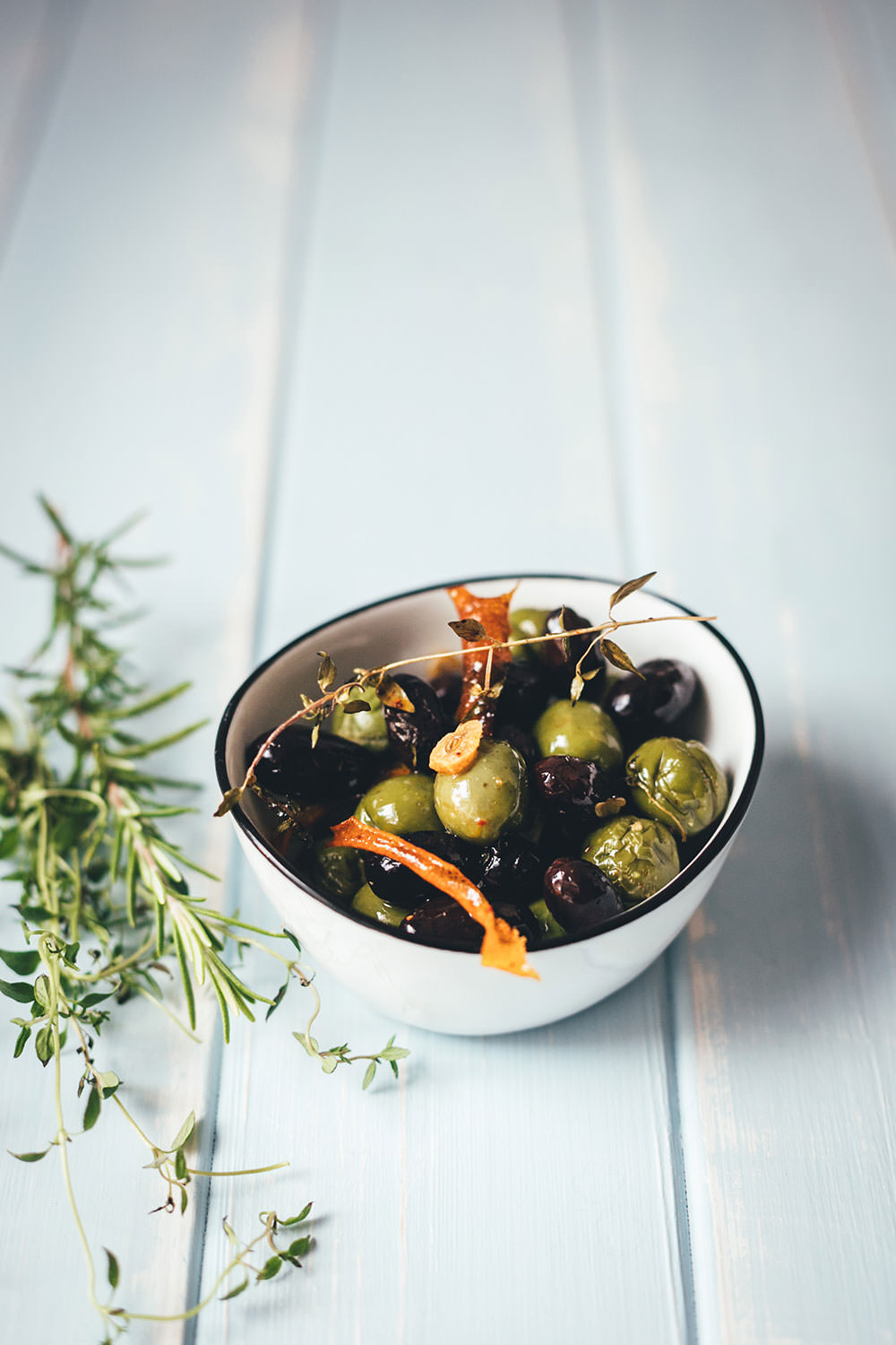 Rezept für warme Oliven aus dem Ofen als Snack oder Antipasti | geröstete Oliven mit Kräutern, Knoblauch, Orangenschale und Olivenöl | moeyskitchen.com #oliven #antipasti #snacks #tapas #aperitif #aperitivo #apero #vegan #vegetarisch #rezept #foodblog