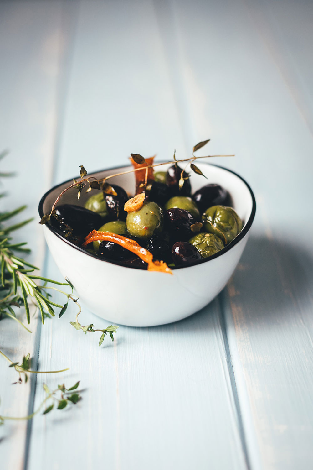 Rezept für warme Oliven aus dem Ofen als Snack oder Antipasti | geröstete Oliven mit Kräutern, Knoblauch, Orangenschale und Olivenöl | moeyskitchen.com #oliven #antipasti #snacks #tapas #aperitif #aperitivo #apero #vegan #vegetarisch #rezept #foodblog