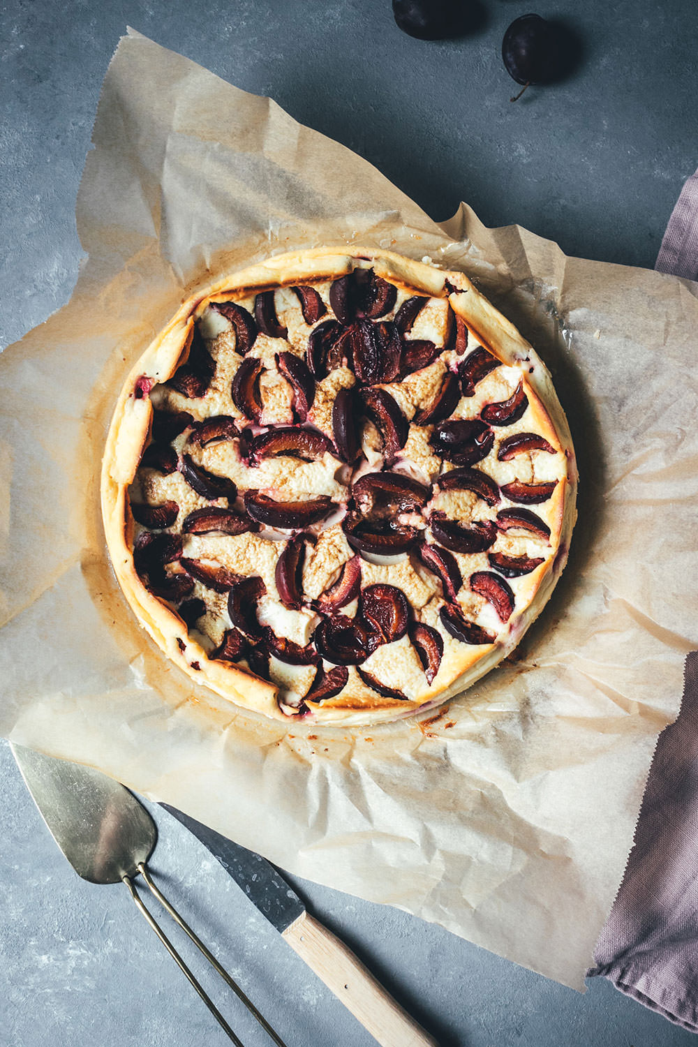 Rezept für saftigen und lockeren Zwetschgen-Käsekuchen ohne Boden | blitzschnell ohne Handmixer angerührt und zubereitet | moeyskitchen.com #käsekuchen #zwetschgen #zwetschken #pflaumen #backen #kuchen #kuchenbacken #ohneboden #rezept #foodblogger #foodblog #spätsommer
