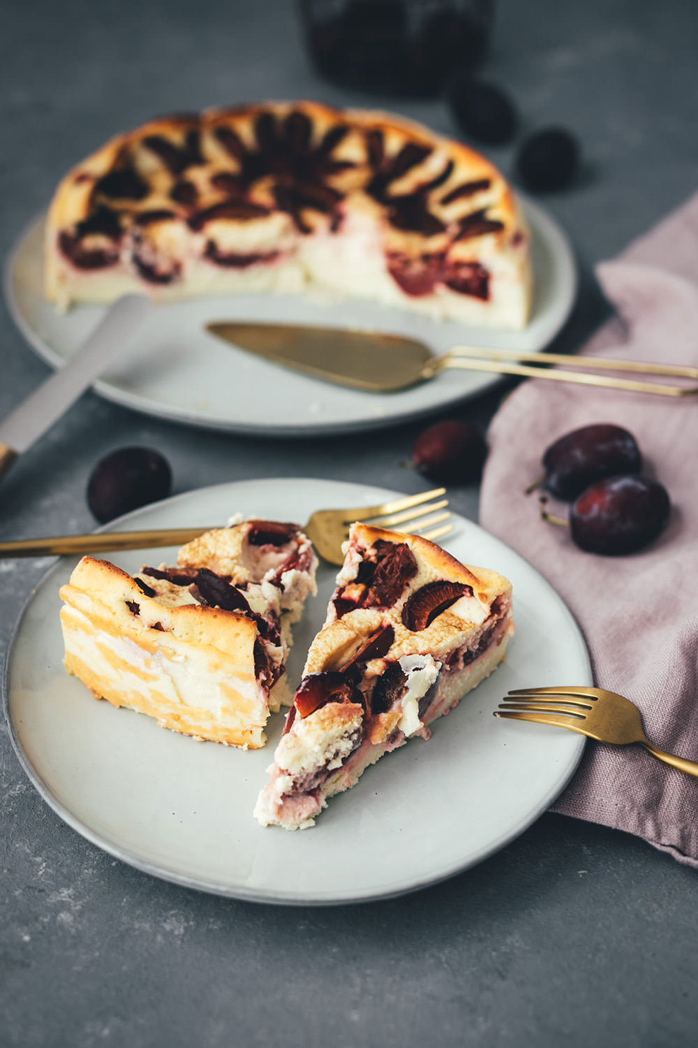 Rezept für saftigen und lockeren Zwetschgen-Käsekuchen ohne Boden | blitzschnell ohne Handmixer angerührt und zubereitet | moeyskitchen.com #käsekuchen #zwetschgen #zwetschken #pflaumen #backen #kuchen #kuchenbacken #ohneboden #rezept #foodblogger #foodblog #spätsommer