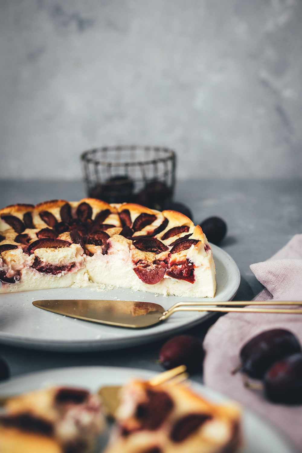 Rezept für saftigen und lockeren Zwetschgen-Käsekuchen ohne Boden | blitzschnell ohne Handmixer angerührt und zubereitet | moeyskitchen.com #käsekuchen #zwetschgen #zwetschken #pflaumen #backen #kuchen #kuchenbacken #ohneboden #rezept #foodblogger #foodblog #spätsommer