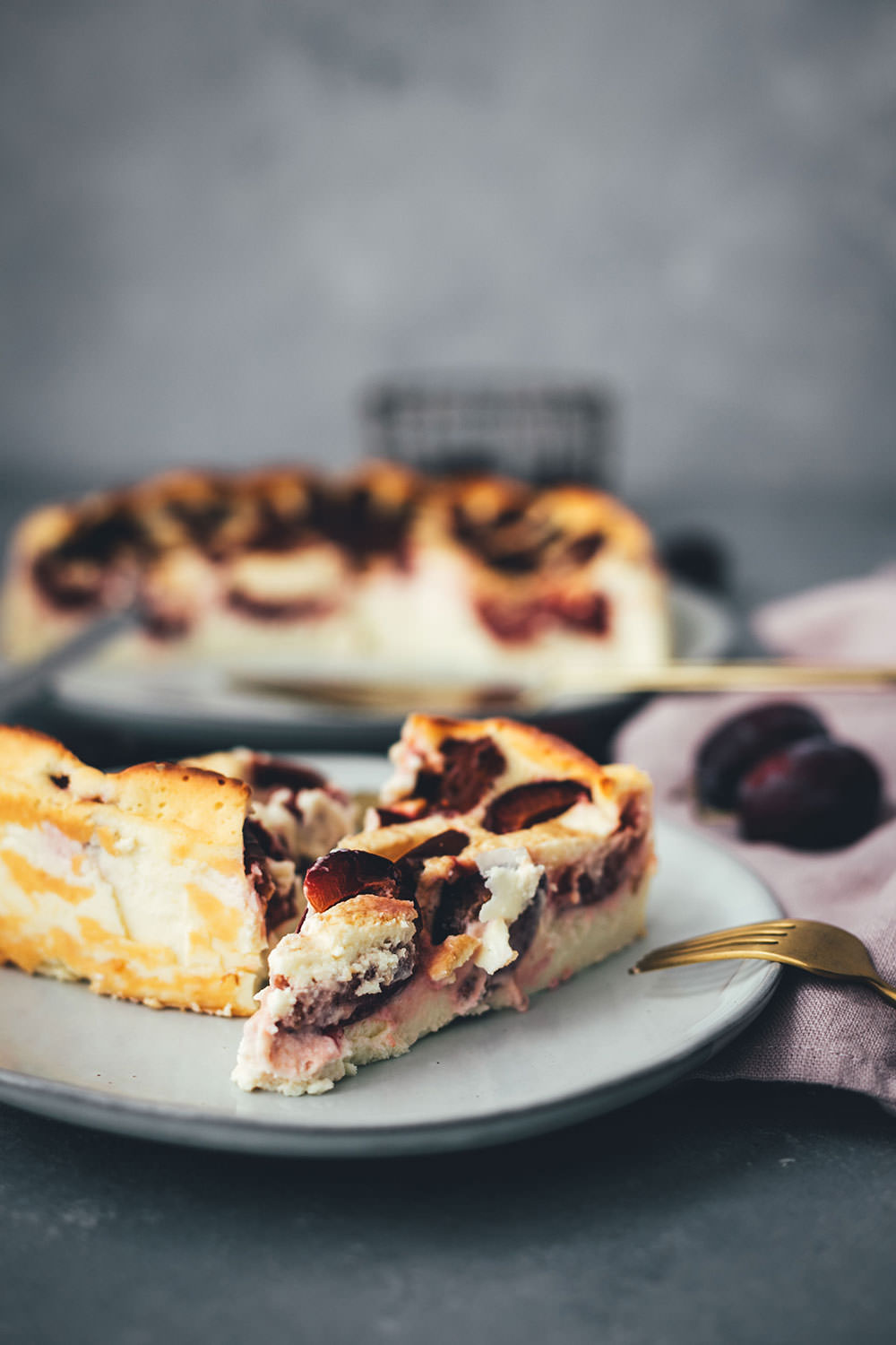 Rezept für saftigen und lockeren Zwetschgen-Käsekuchen ohne Boden | blitzschnell ohne Handmixer angerührt und zubereitet | moeyskitchen.com #käsekuchen #zwetschgen #zwetschken #pflaumen #backen #kuchen #kuchenbacken #ohneboden #rezept #foodblogger #foodblog #spätsommer