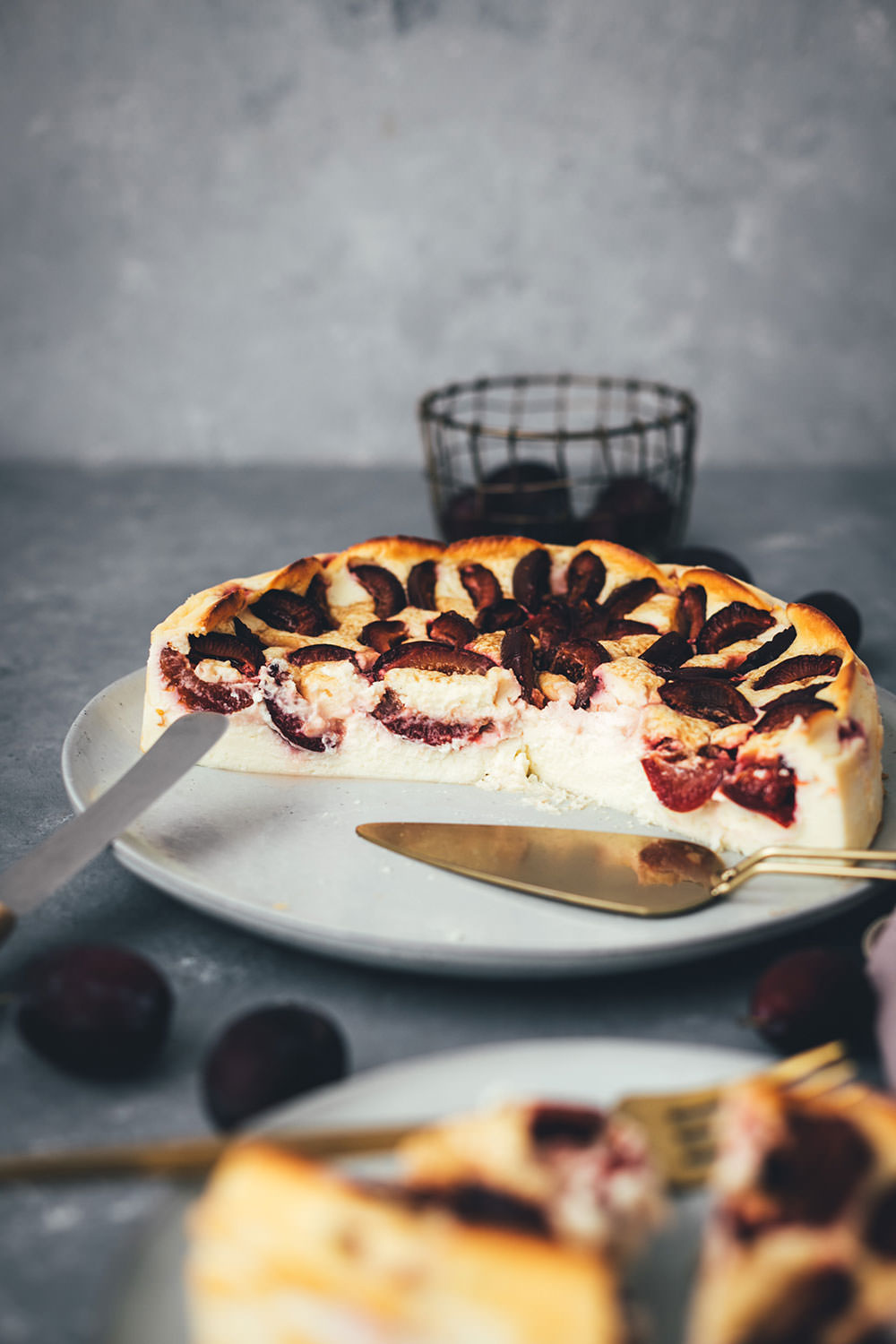 Rezept für saftigen und lockeren Zwetschgen-Käsekuchen ohne Boden | blitzschnell ohne Handmixer angerührt und zubereitet | moeyskitchen.com #käsekuchen #zwetschgen #zwetschken #pflaumen #backen #kuchen #kuchenbacken #ohneboden #rezept #foodblogger #foodblog #spätsommer