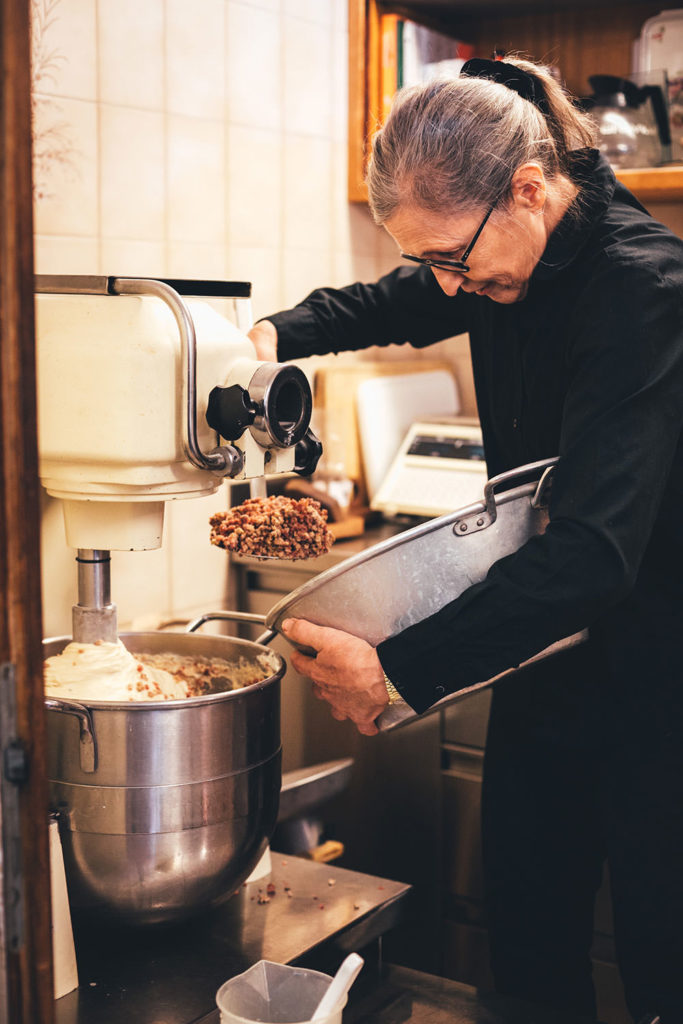 Capuns wickeln mit Andreetta Schwarz vom Gasthaus Alte Post in Zillis in der Schweiz | moeyskitchen.com #capuns #schweiz #zillis #graubünden #reisebericht #blog