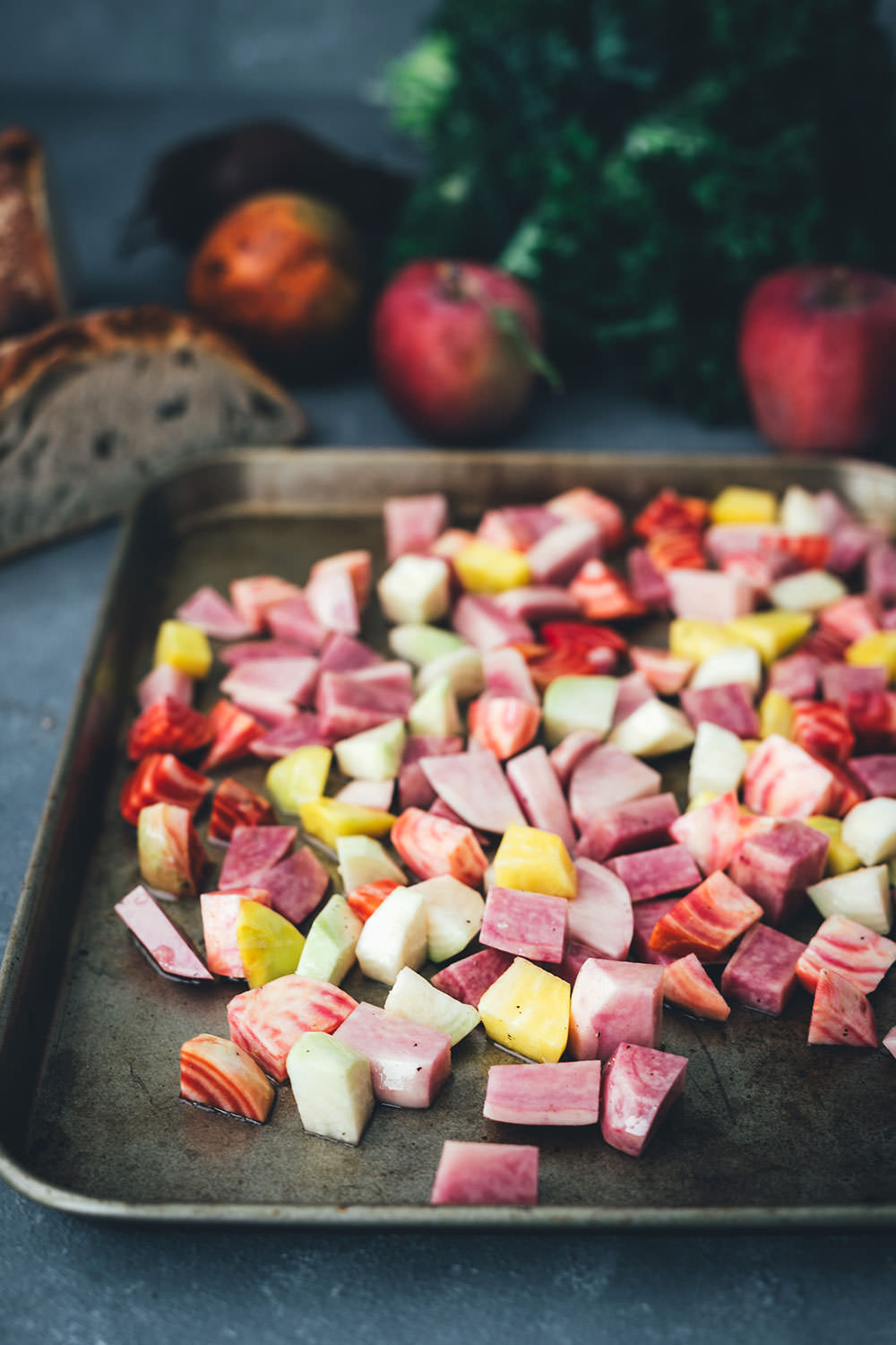 Rezept für Herbst Panzanella – Brotsalat mit regionalem Kohl, bunter Bete, roten Kartoffeln und Apfel | mit Vorstellung einer Schwärmerei von Marktschwärmer – dem regionalen Feierabend-Bauernmarkt, über 90 Mal in Deutschland | moeyskitchen.com #panzanella #herbst #salat #herbstsalat #brotsalat #regional #saisonal #nachhaltig #nachhaltigkeit #rezept #foodblog #marktschwärmer #schwärmerei #einkaufen #lebensmittel #bauernmarkt