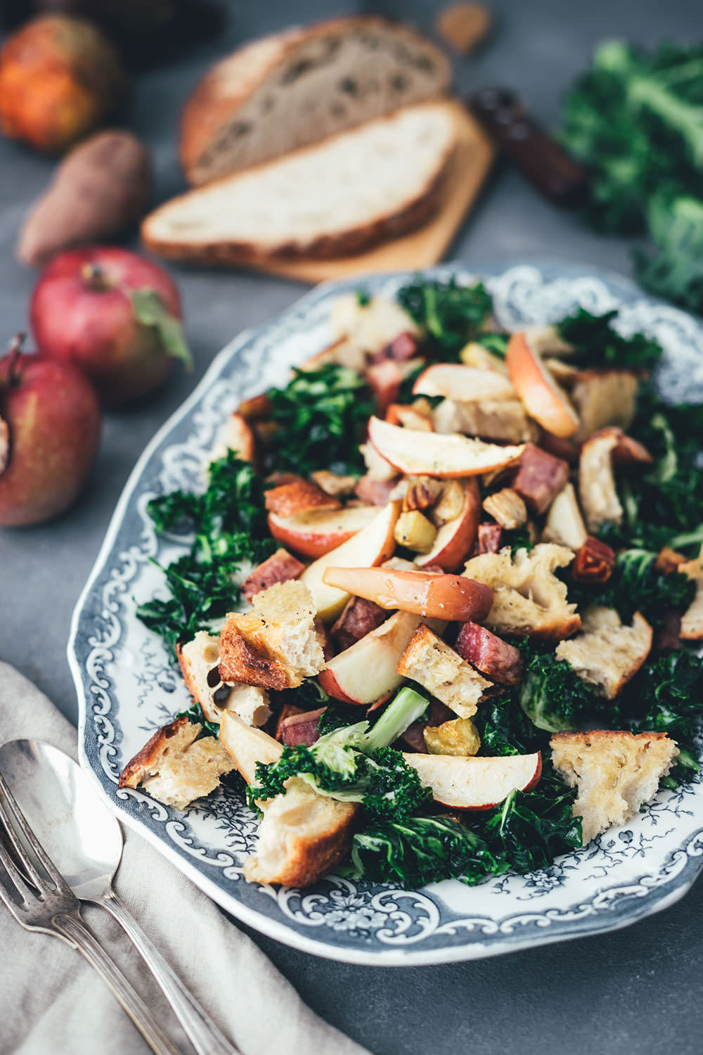 Rezept für Herbst Panzanella – Brotsalat mit regionalem Kohl, bunter Bete, roten Kartoffeln und Apfel | mit Vorstellung einer Schwärmerei von Marktschwärmer – dem regionalen Feierabend-Bauernmarkt, über 90 Mal in Deutschland | moeyskitchen.com #panzanella #herbst #salat #herbstsalat #brotsalat #regional #saisonal #nachhaltig #nachhaltigkeit #rezept #foodblog #marktschwärmer #schwärmerei #einkaufen #lebensmittel #bauernmarkt