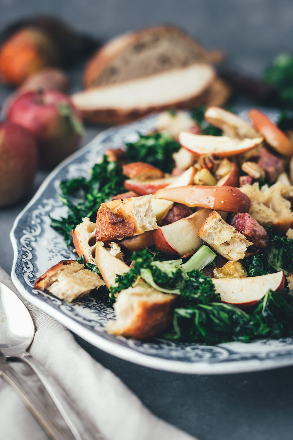 Rezept für Herbst Panzanella – Brotsalat mit regionalem Kohl, bunter Bete, roten Kartoffeln und Apfel | mit Vorstellung einer Schwärmerei von Marktschwärmer – dem regionalen Feierabend-Bauernmarkt, über 90 Mal in Deutschland | moeyskitchen.com #panzanella #herbst #salat #herbstsalat #brotsalat #regional #saisonal #nachhaltig #nachhaltigkeit #rezept #foodblog #marktschwärmer #schwärmerei #einkaufen #lebensmittel #bauernmarkt