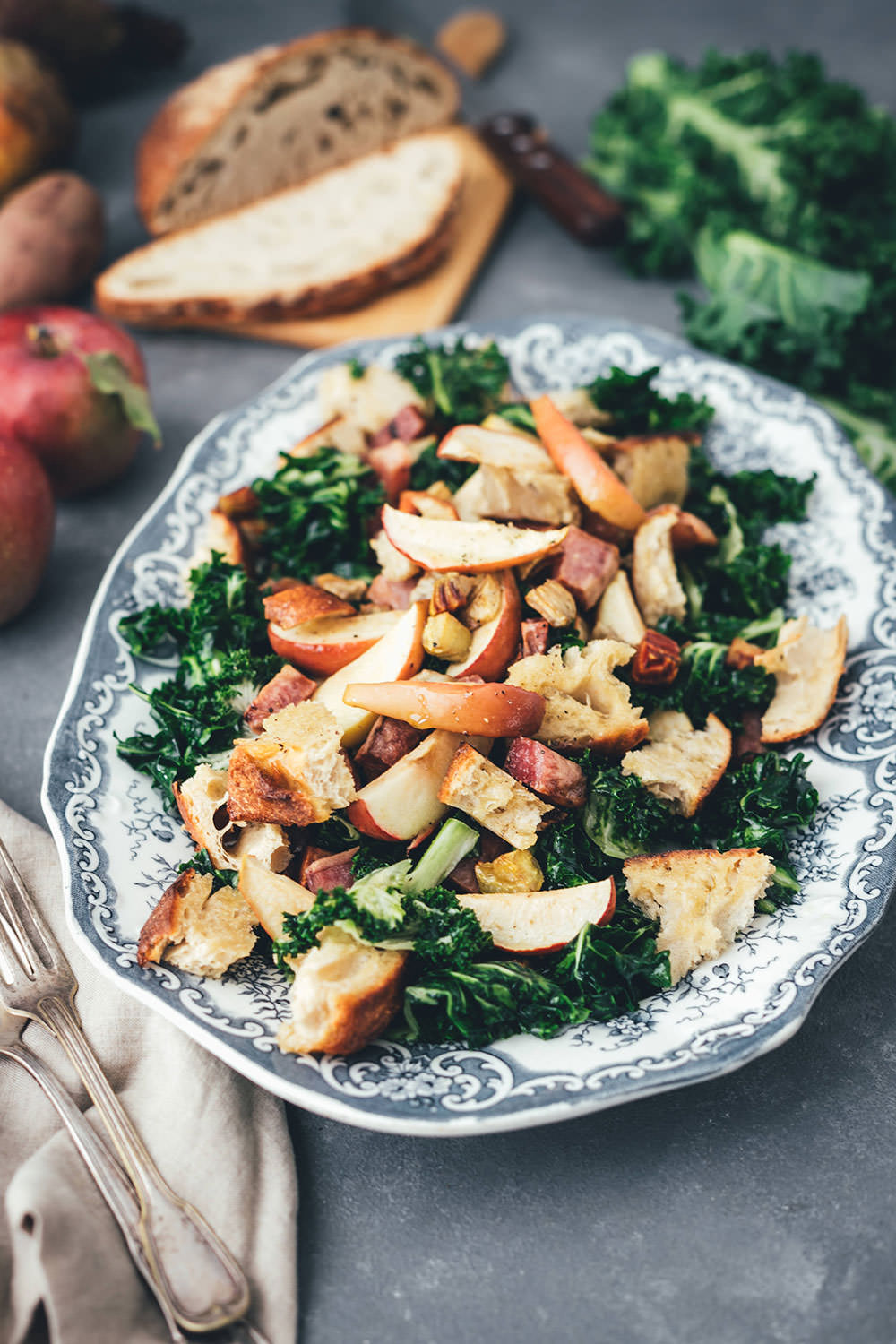 Rezept für Herbst Panzanella – Brotsalat mit regionalem Kohl, bunter Bete, roten Kartoffeln und Apfel | mit Vorstellung einer Schwärmerei von Marktschwärmer – dem regionalen Feierabend-Bauernmarkt, über 90 Mal in Deutschland | moeyskitchen.com #panzanella #herbst #salat #herbstsalat #brotsalat #regional #saisonal #nachhaltig #nachhaltigkeit #rezept #foodblog #marktschwärmer #schwärmerei #einkaufen #lebensmittel #bauernmarkt