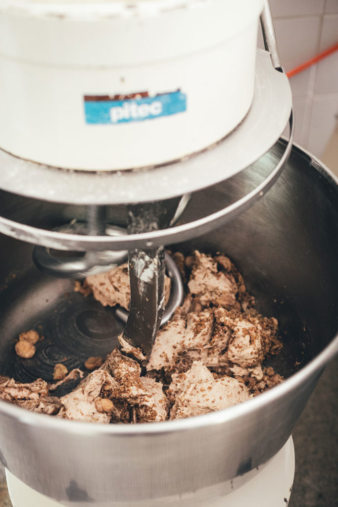 Die Füllung für die berühmte Bergeller Kastanientorte | moeyskitchen.com #kastanientorte #backen #bäckerei #vicosoprano #bergell #grabünden #schweiz #reise #reisebericht #blog