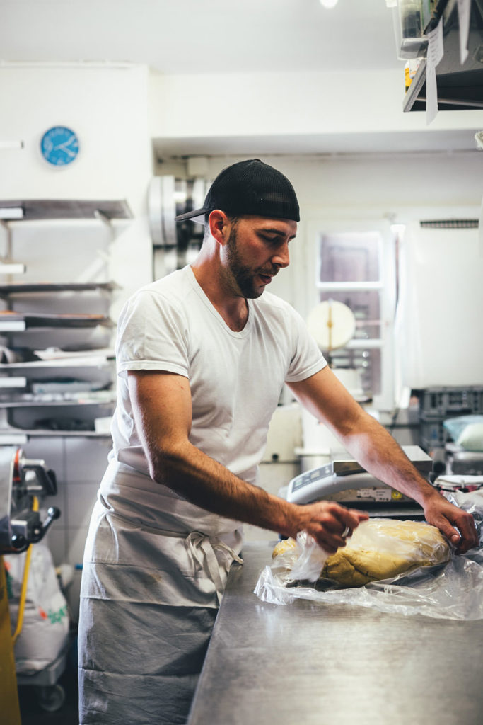 Mürbeteig ausrollen mit Patric Gonzalez | moeyskitchen.com #mürbeteig #bäckerei #vicosoprano #reise #reisebericht #blog #schweiz #graubünden