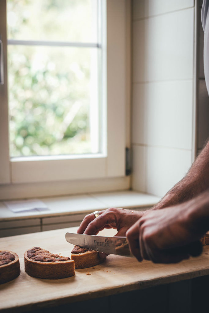Bergeller Kastanientorte und Engadiner Nusstorte in der Bäckerei in Vicosoprano | moeyskitchen.com #bäckerei #backen #kastanientorte #nusstorte #engadin #bergell #schweiz #graubünden #reise #reisebericht #blog