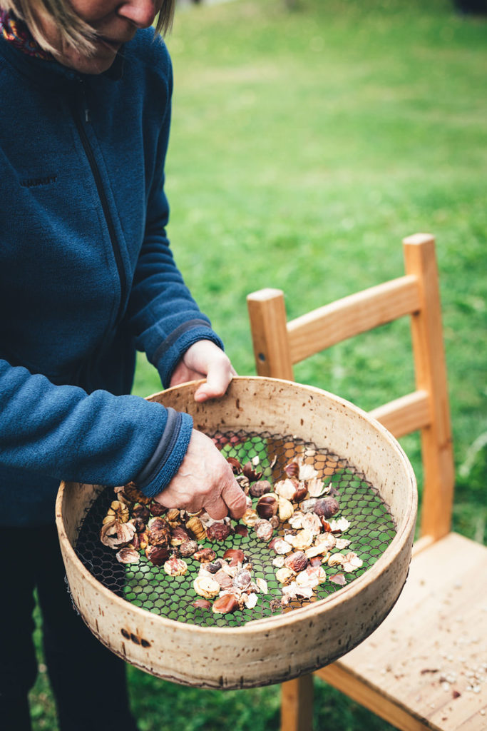 Geröstete Kastanien in den Kastanienselven in der Nähe von Castasegna im Bergell in der Schweiz (Graubünden) | moeyskitchen.com #kastanien #kastanienwald #kastanienselve #schweiz #bergell #graubünden #reise #reisebericht #blog